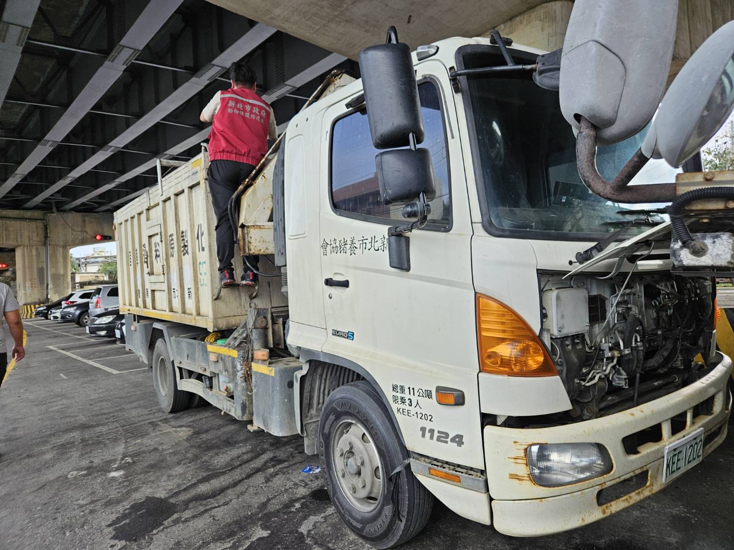  攔查化製車載運是否有上蓋密閉。