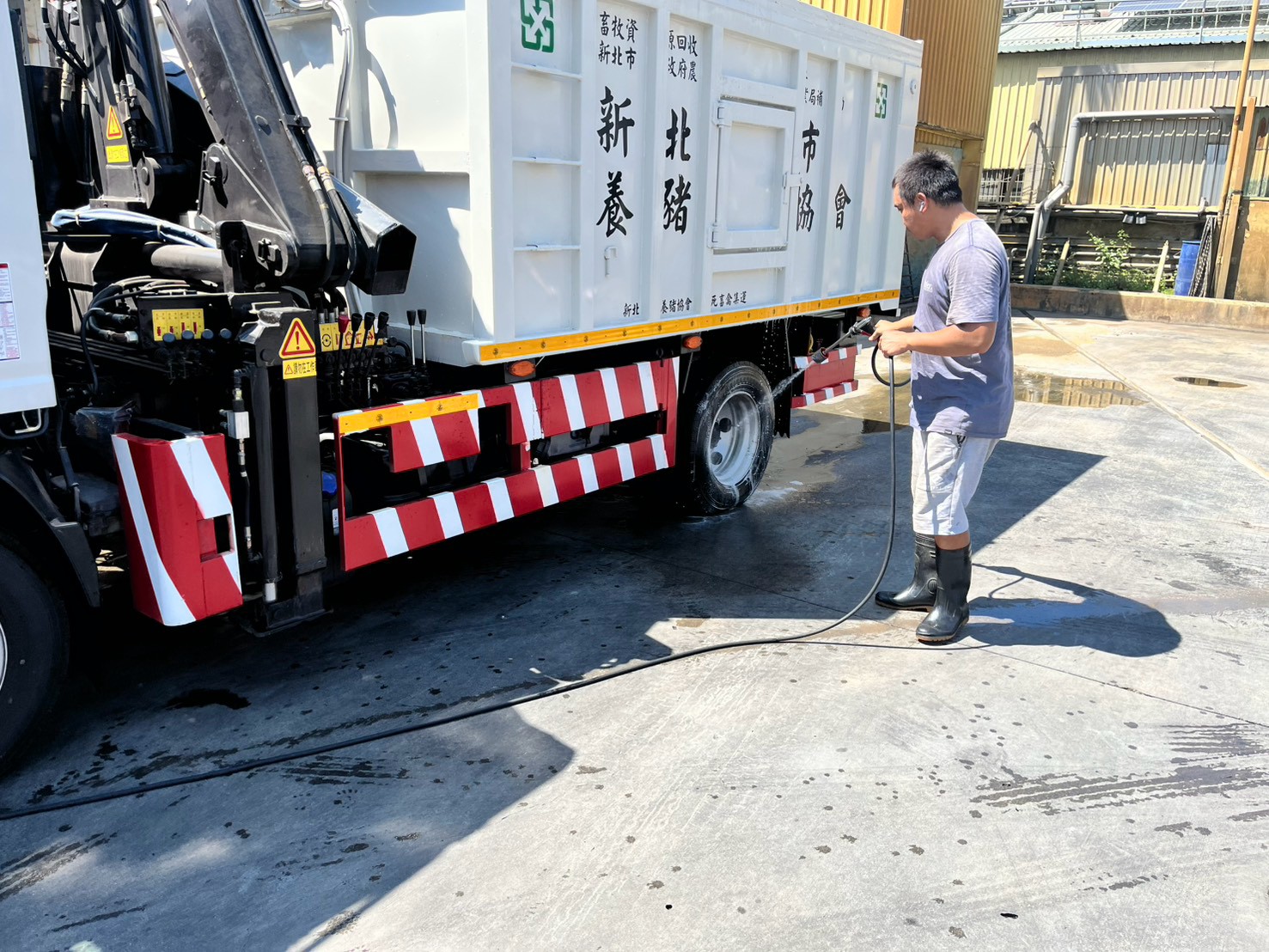 落實化製車清洗消毒。