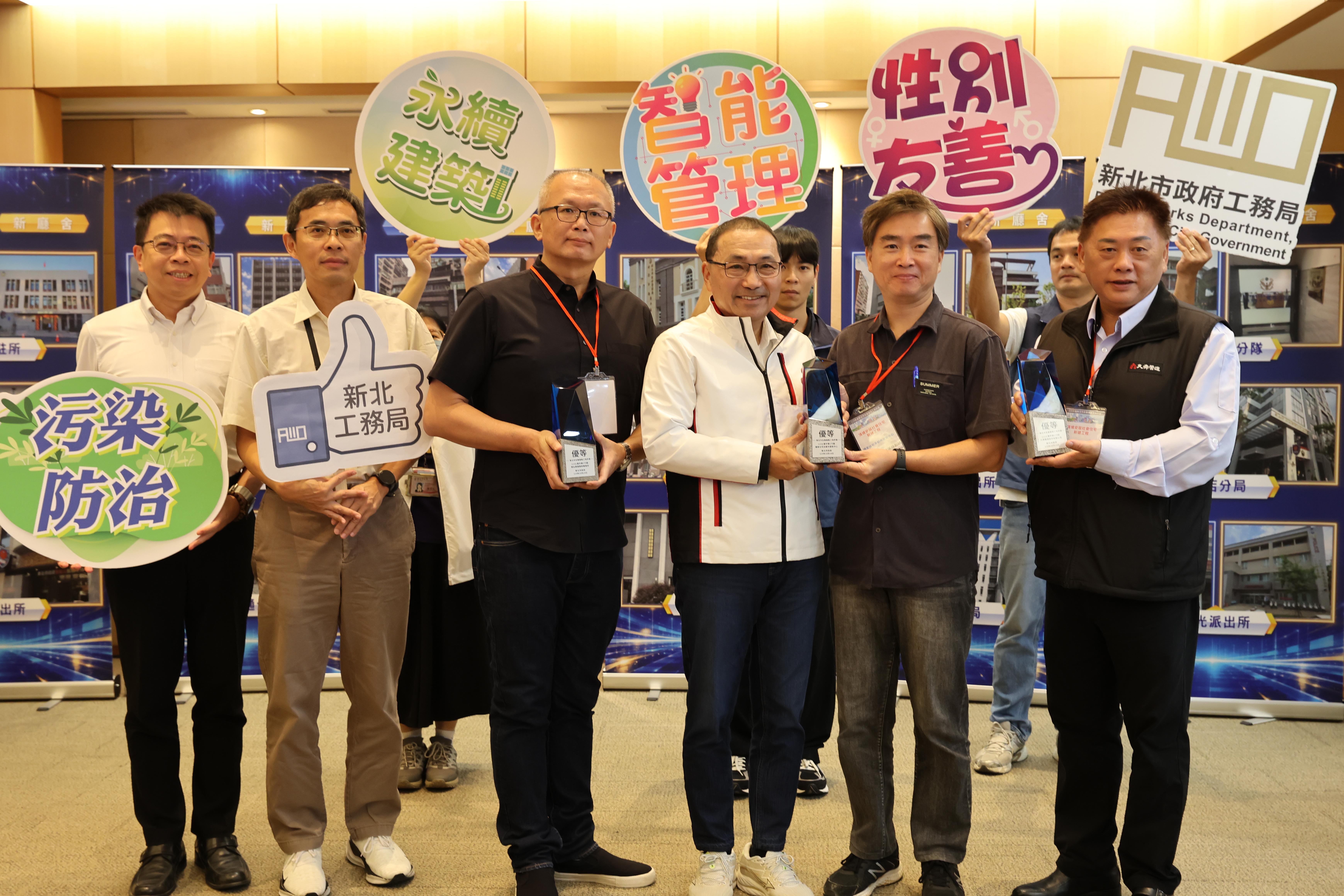 侯友宜市長(左四)與獲得優等獎的「頂埔安居社會住宅新建工程」業者與建築師一起合影，並親自頒獎表揚，肯定其努力。