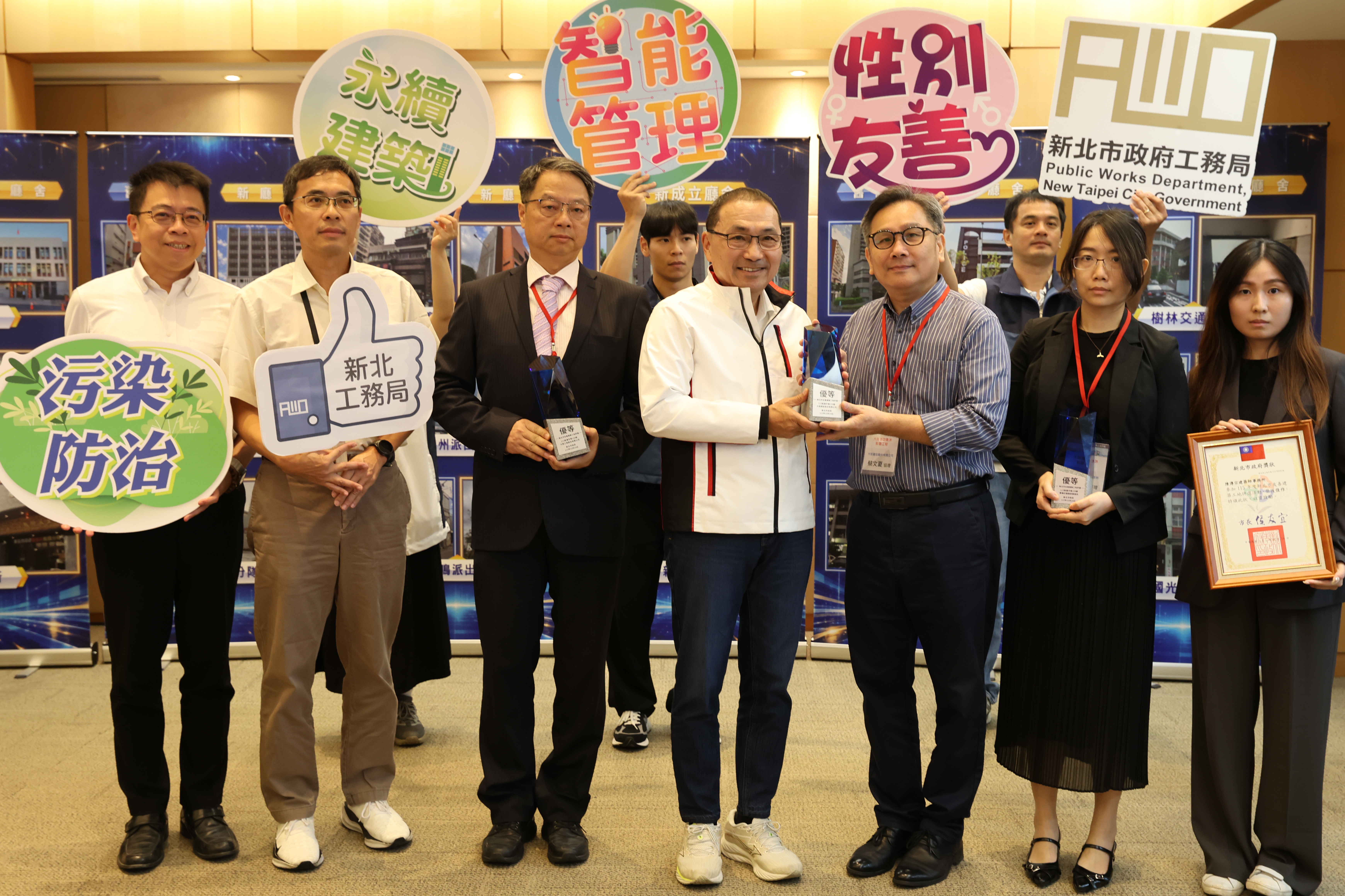 大陸工程2處建築工地分別獲得優等、佳作的肯定，侯友宜市長(左四)及環保局長程大維(左一)、工務局副局長蘇志民(左二)，與業者代表共同合影。
