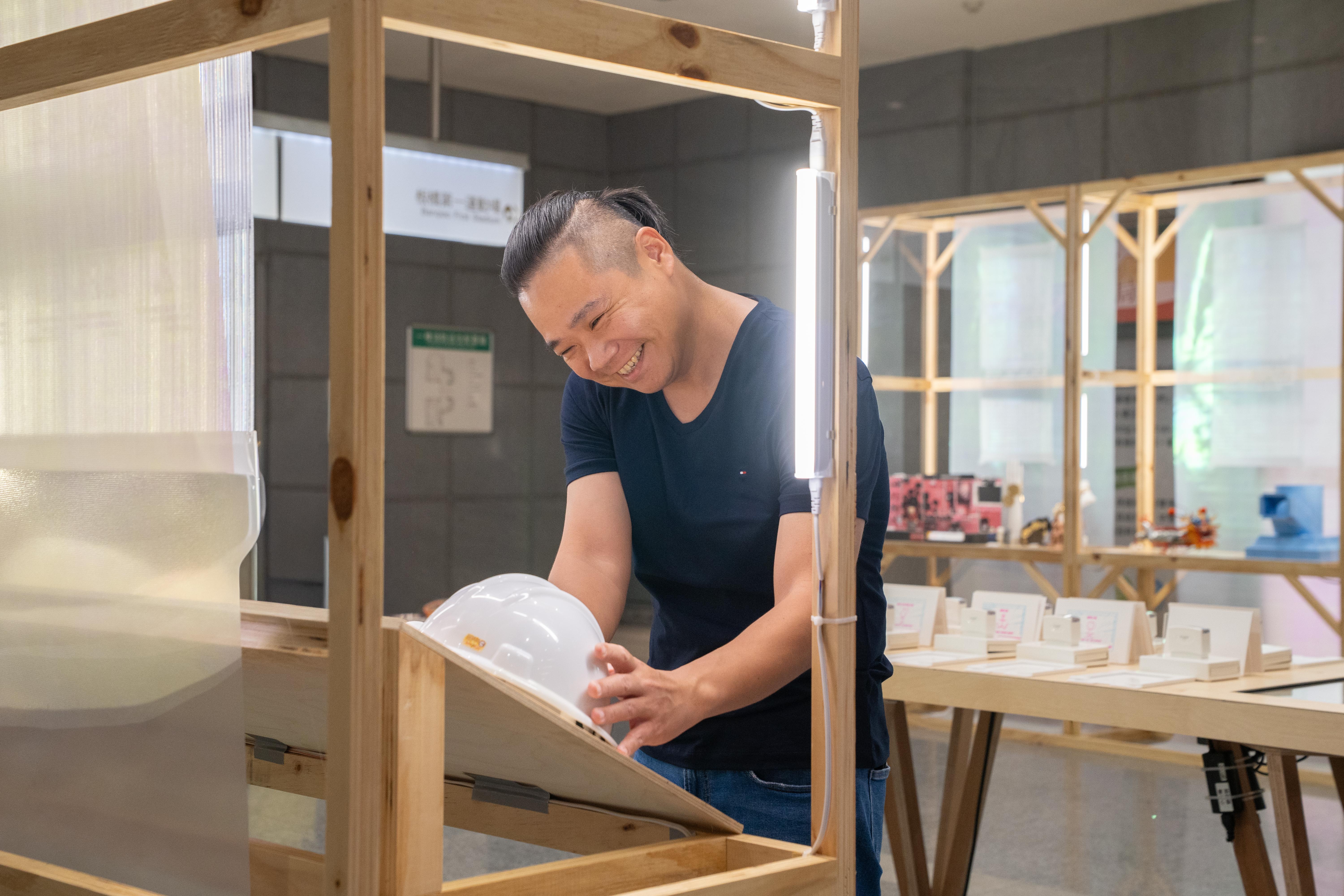 賴爸動手體驗互動展品，感受新北多元學習成果。