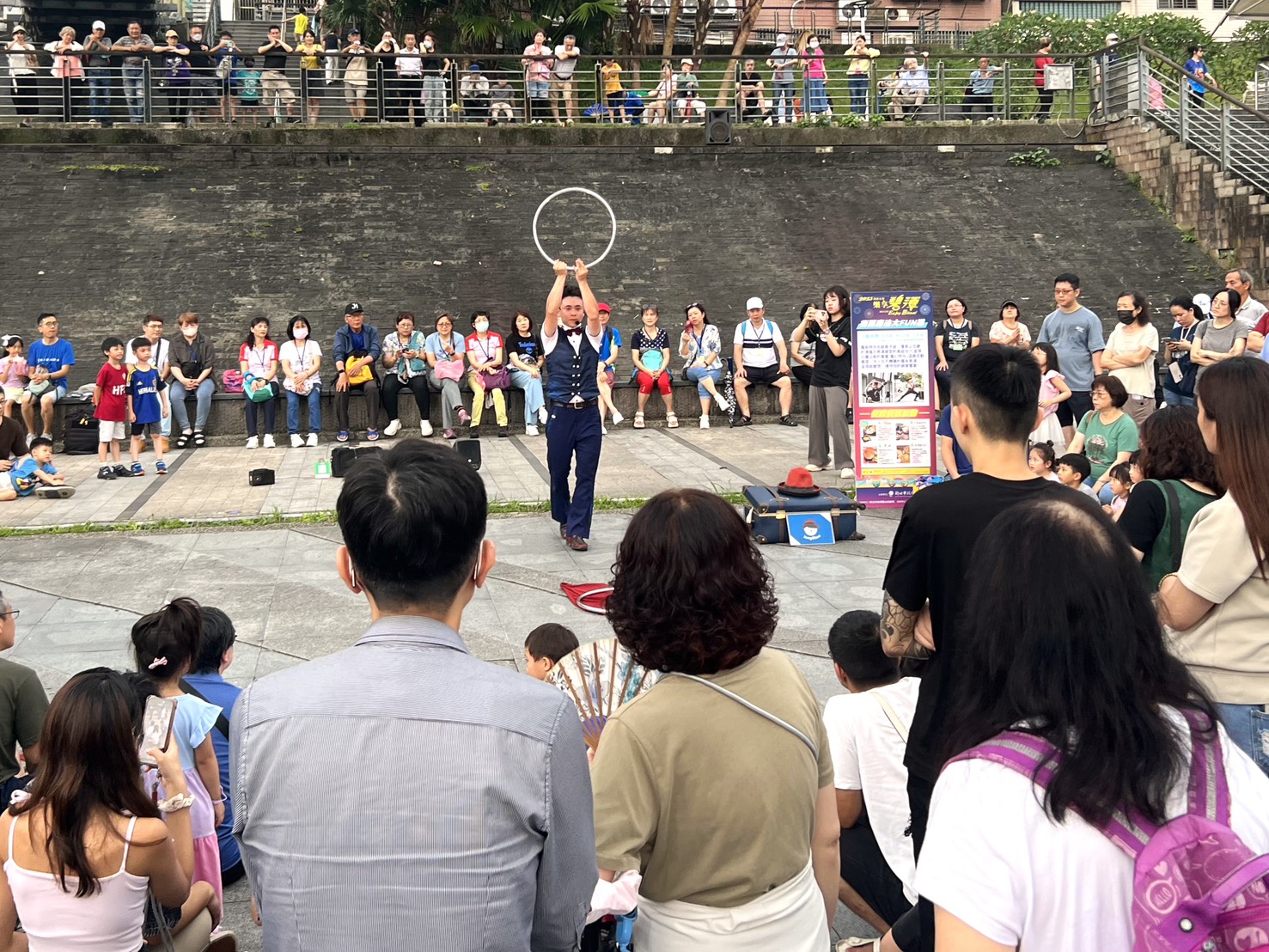 碧潭地景展期間將推出魔術、雜耍等街頭演出，邀您漫遊水岸、感受藝文魅力。
