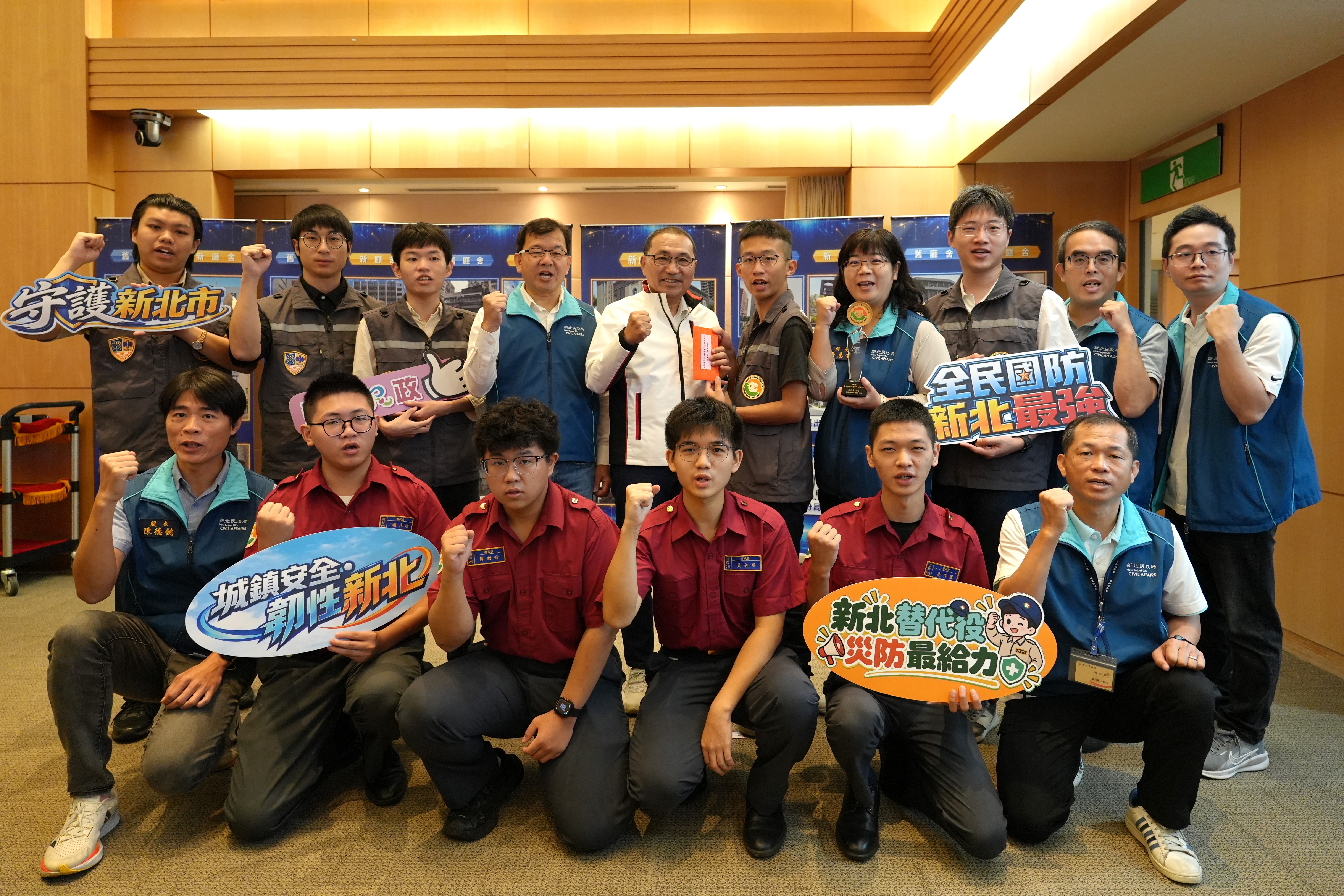 新北市替代役團隊榮獲內政部替代役驗證型戶外訓練競賽亞軍於市政會議獻獎。