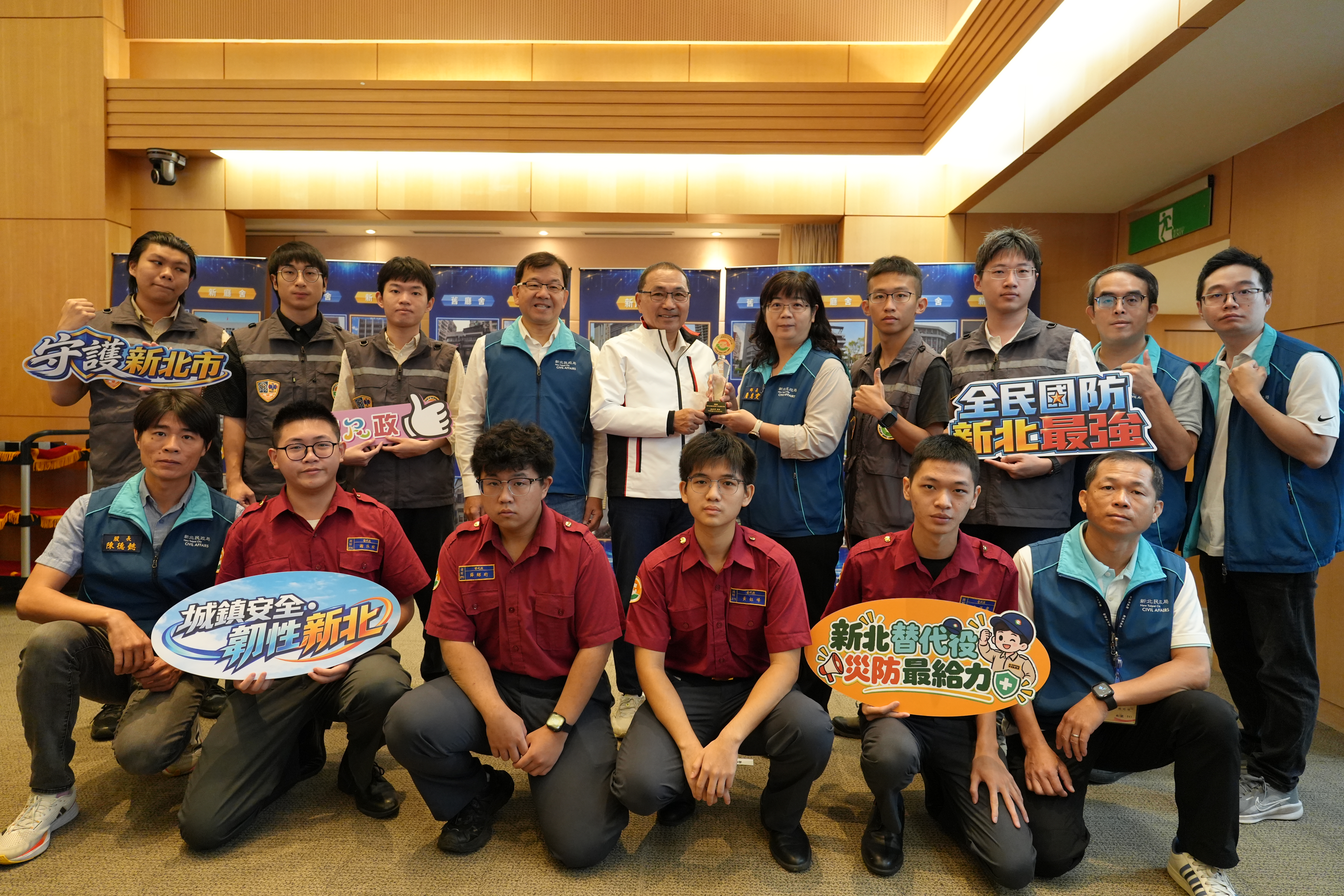 新北市替代役團隊榮獲內政部替代役驗證型戶外訓練競賽亞軍並於市政會議獻獎。