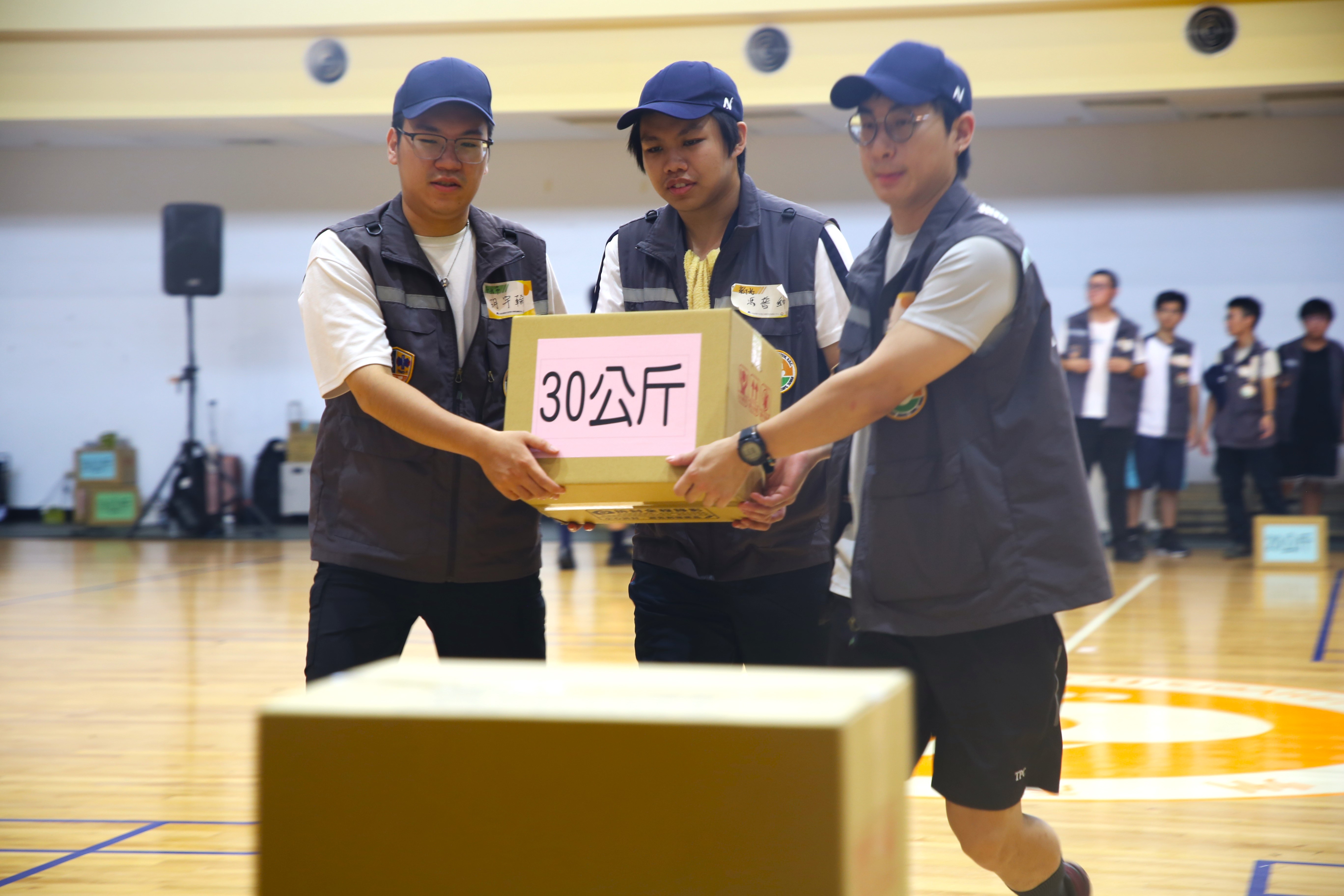 新北市替代役團隊參加驗證型戶外訓練競賽EMT-1物資搬運及發放課目。