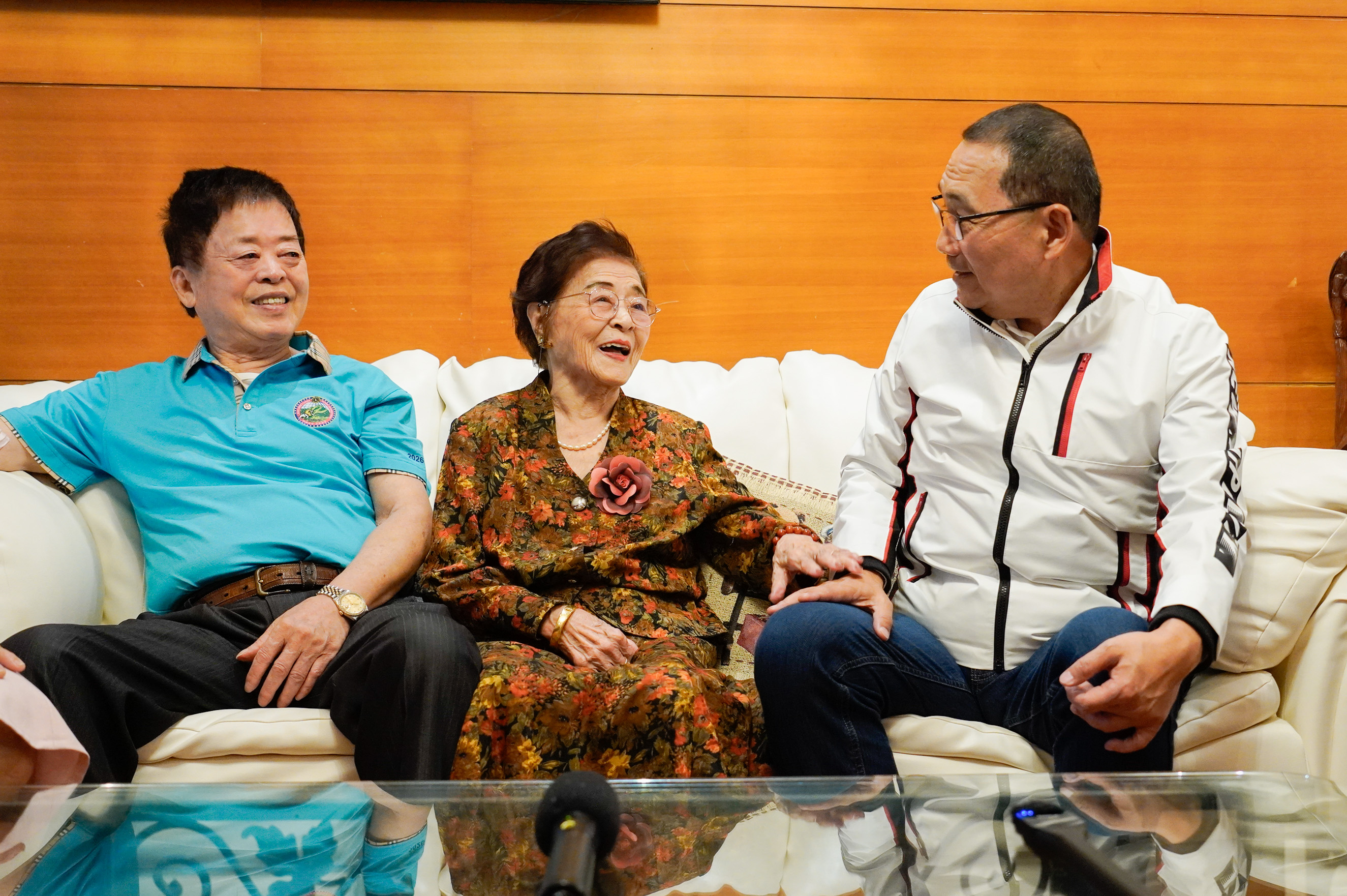 侯友宜一進門，就直誇人瑞洪許俸：「阿嬤，您真水耶！」左為兒子洪燦星。