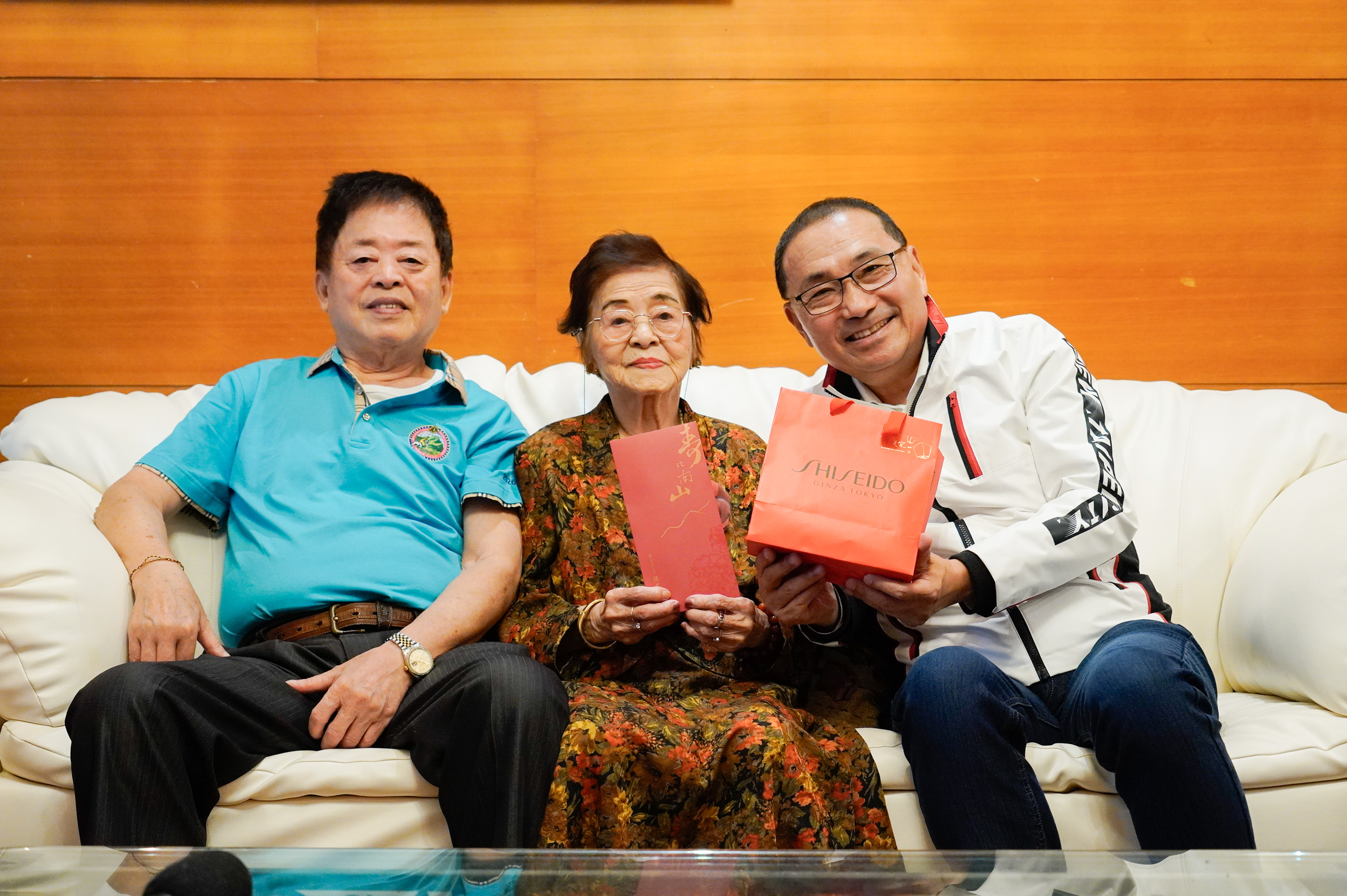  侯友宜致贈重陽禮金2萬元和資生堂化妝品給人瑞洪許俸阿嬤。