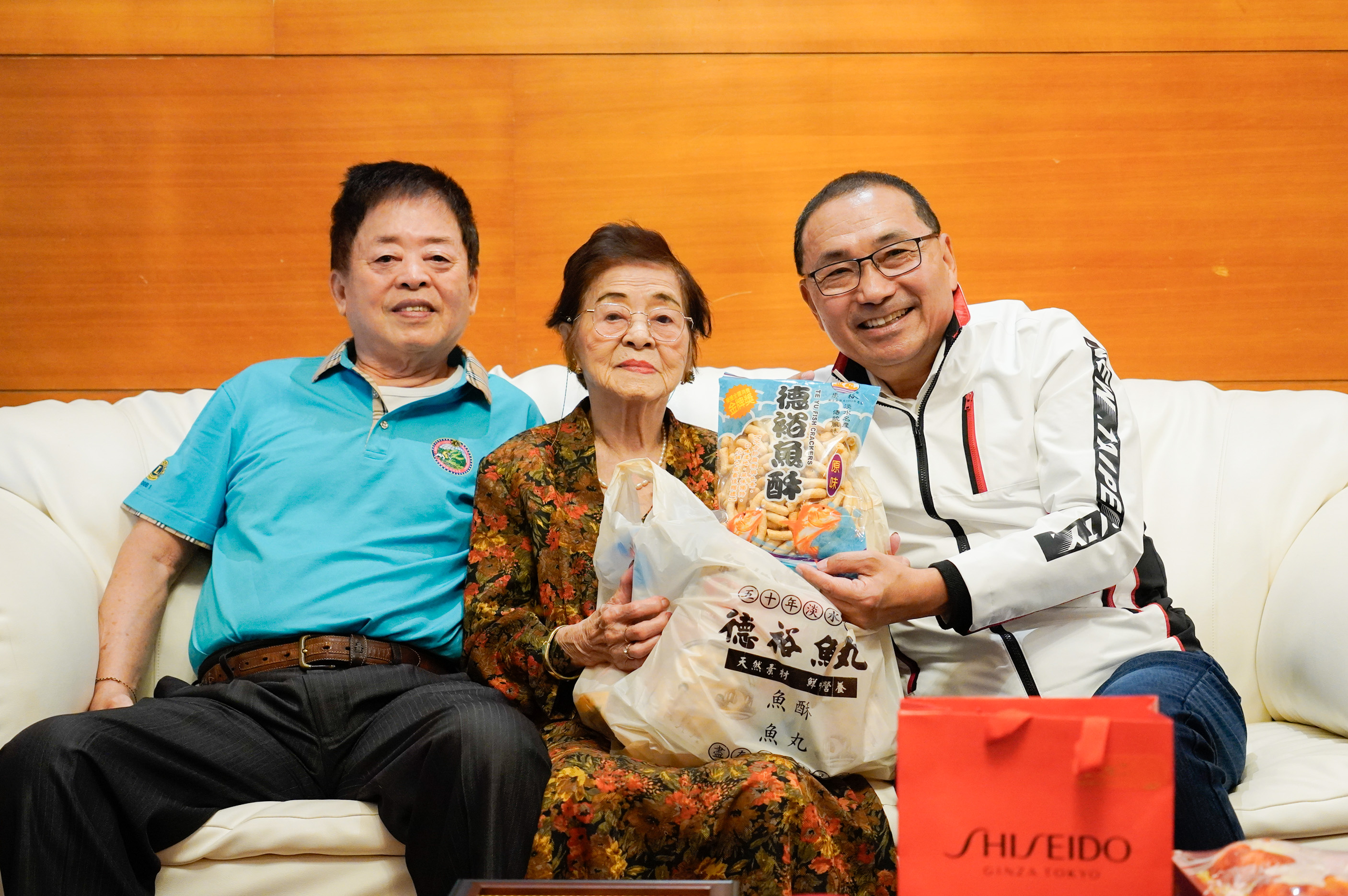 淡水人瑞洪許俸阿嬤回贈侯友宜市長自家產品德裕魚酥。