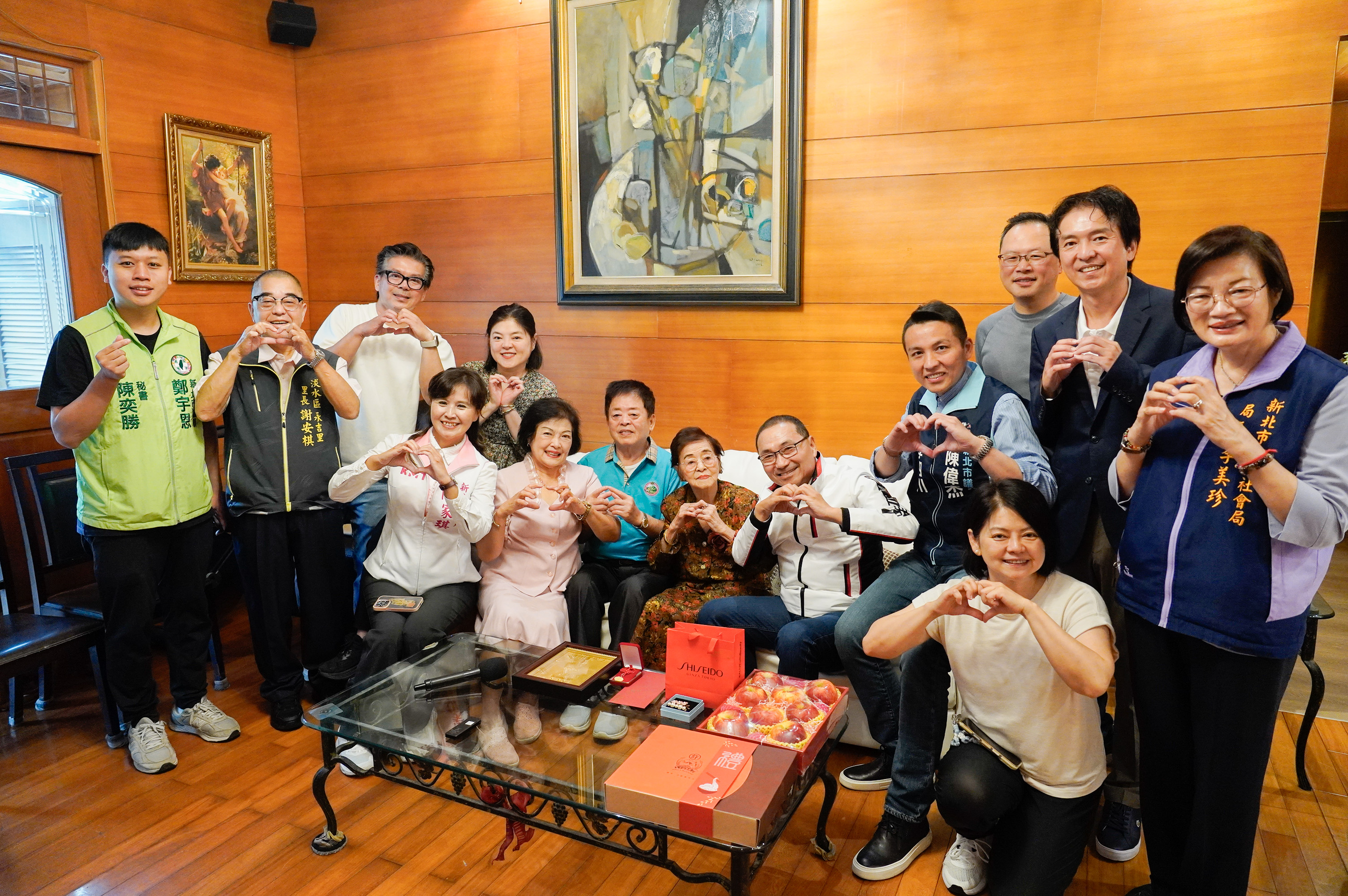 新北市長侯友宜於重陽節前夕，在社會局長李美珍、淡水區長陳怡君等人陪同下，前往人瑞洪許俸住處訪視祝賀。