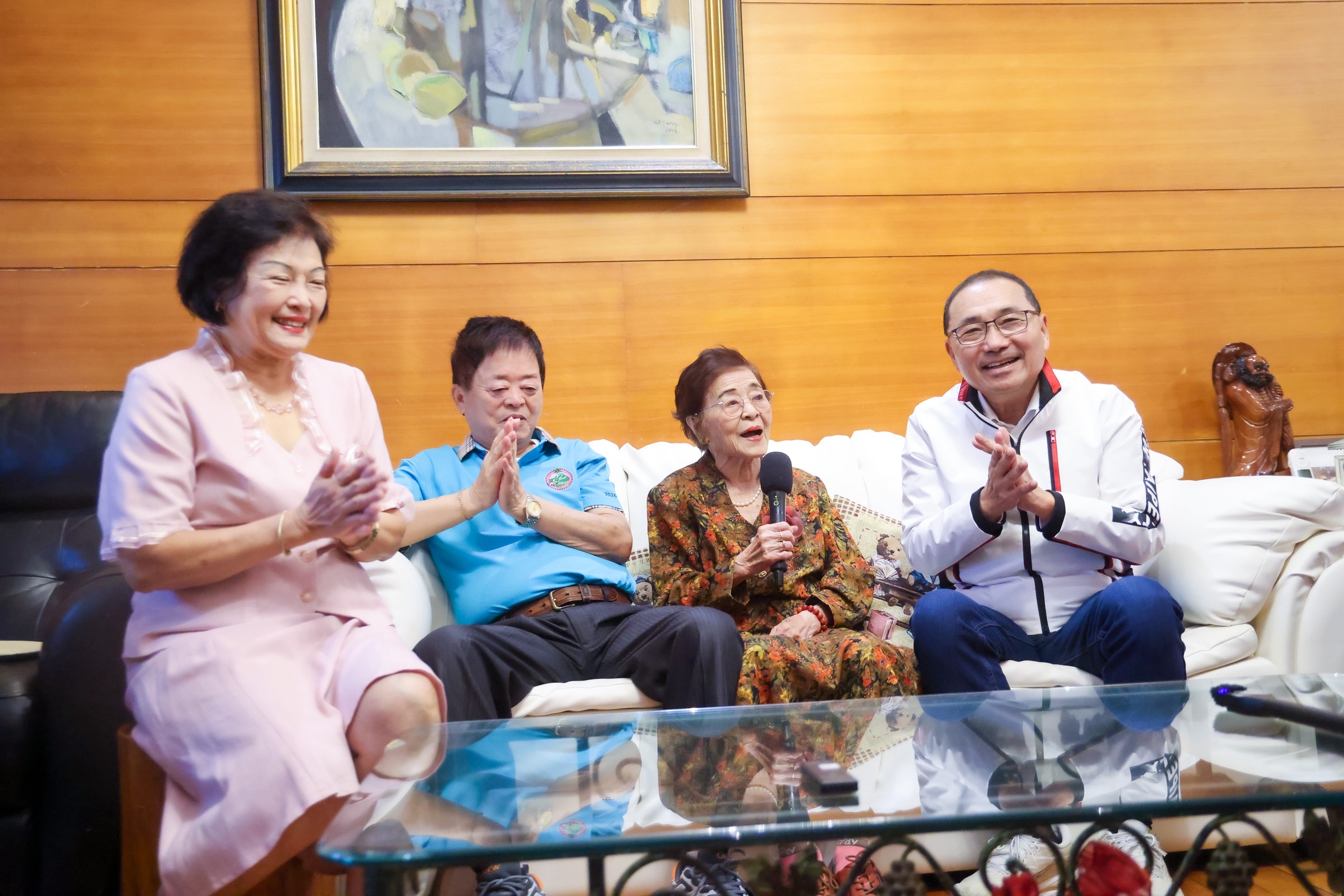 1.新北市長侯友宜今（14）日前往淡水區拜訪高齡101歲的人瑞洪許俸女士，洪許俸更即興唱起日本童謠「桃太郎」，展現活潑開朗的精神。