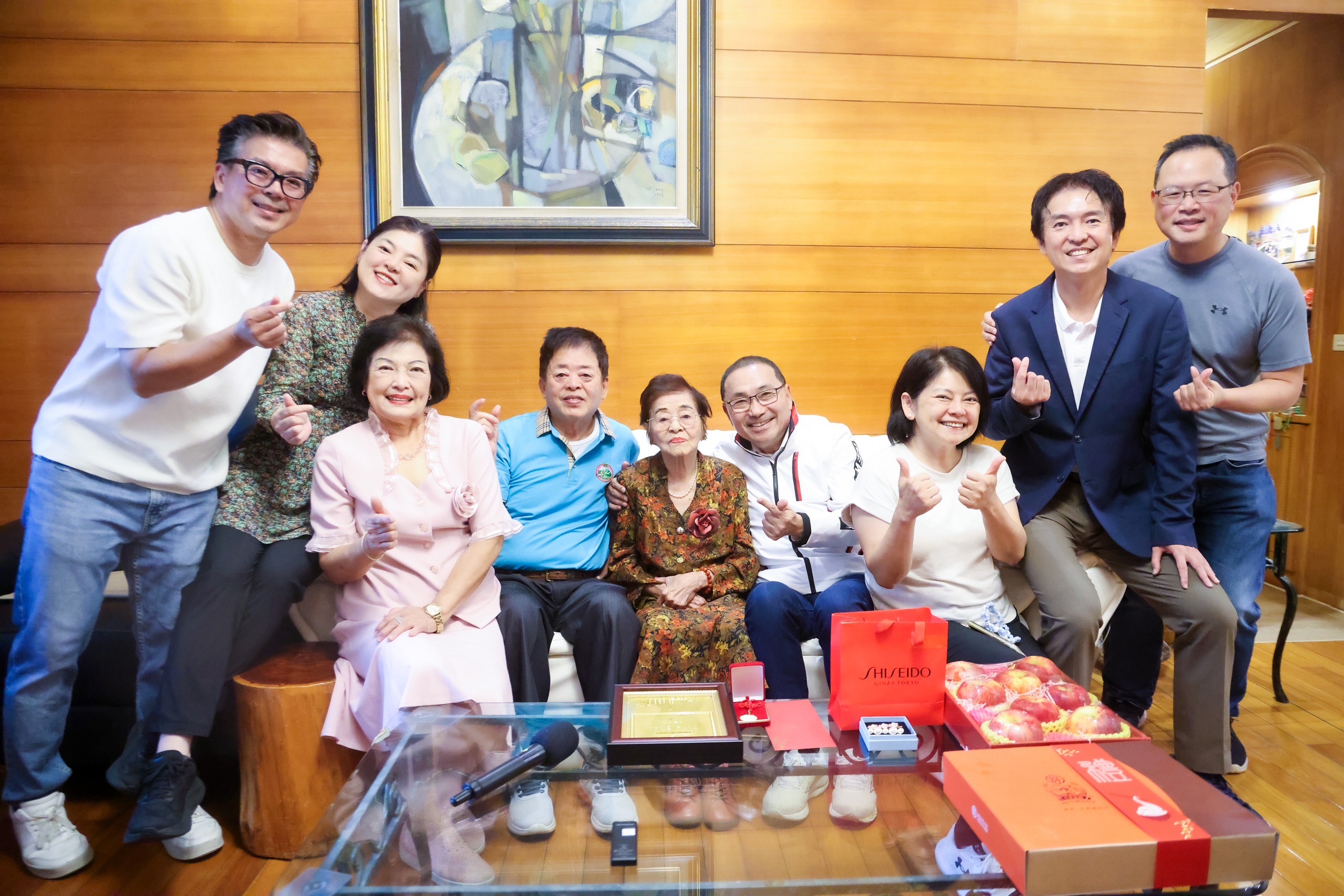 2.侯友宜訪百歲人瑞洪許俸，致贈重陽禮金祝福洪許俸女士重陽節快樂、平安健康。