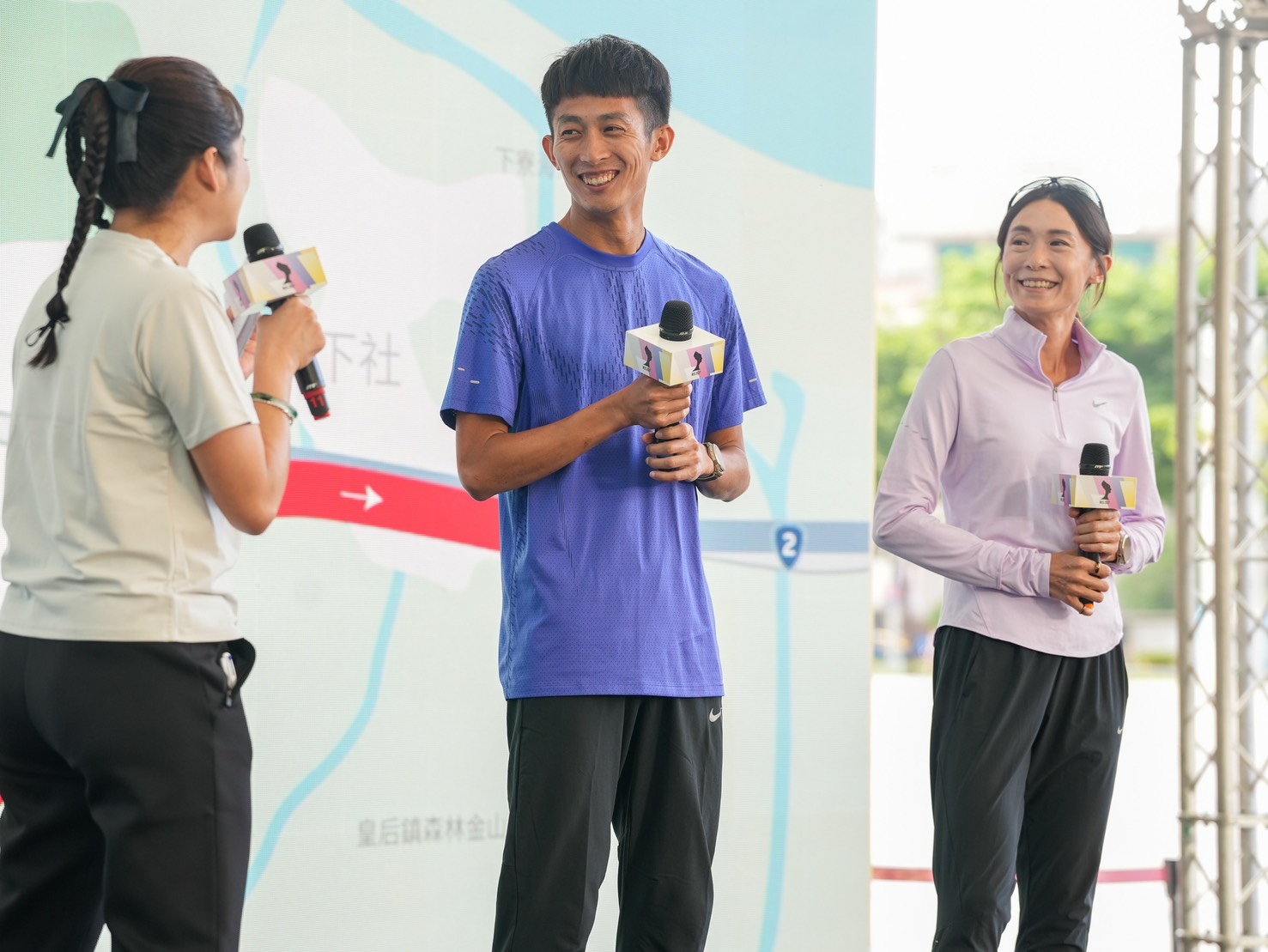 台灣馬拉松好手周庭印（左）、謝千鶴（右）於記者會分享萬金石馬拉松賽道配速與體力分配經驗 並期待明年賽道優化