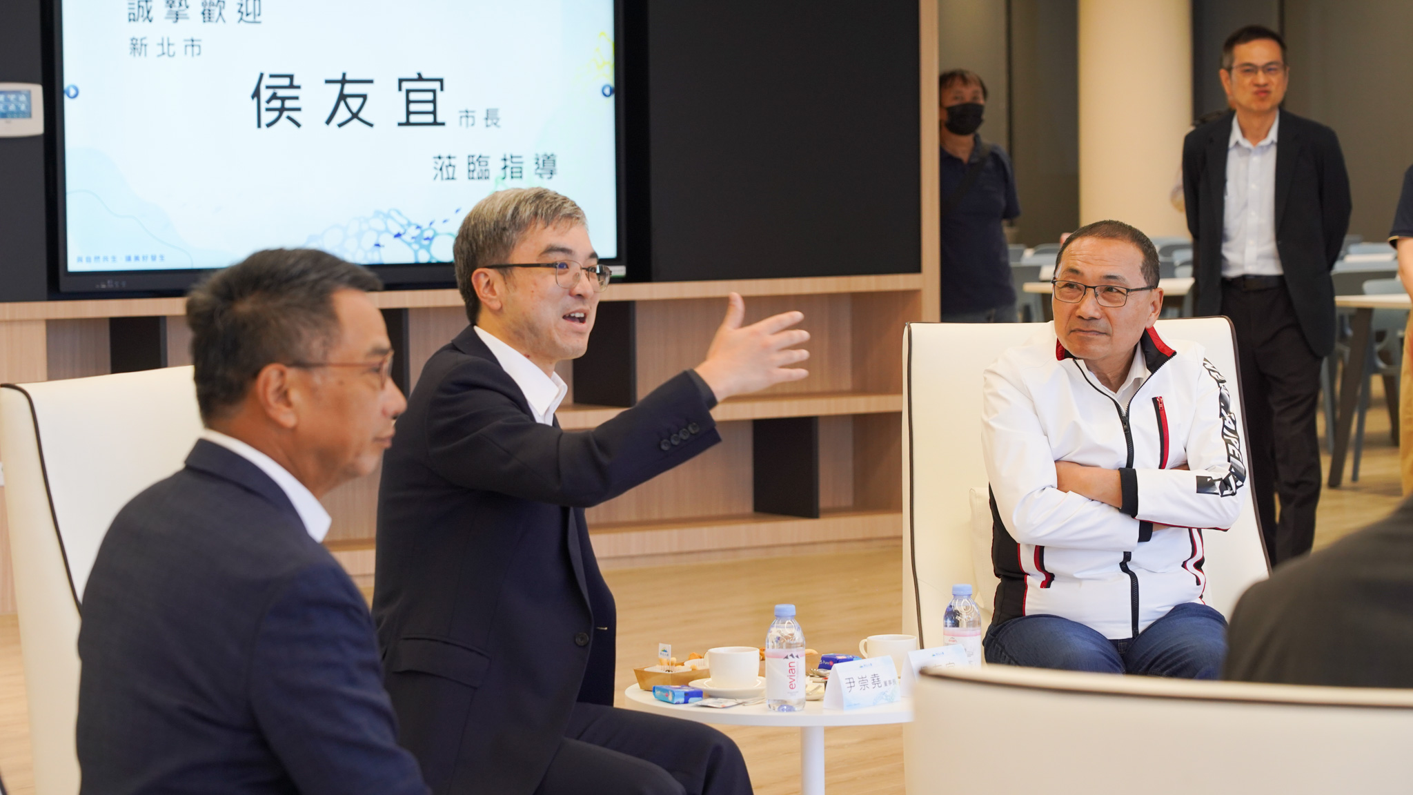 新北市長侯友宜視察淡水沙崙文創園區，與南山人壽董事長尹崇堯交流。