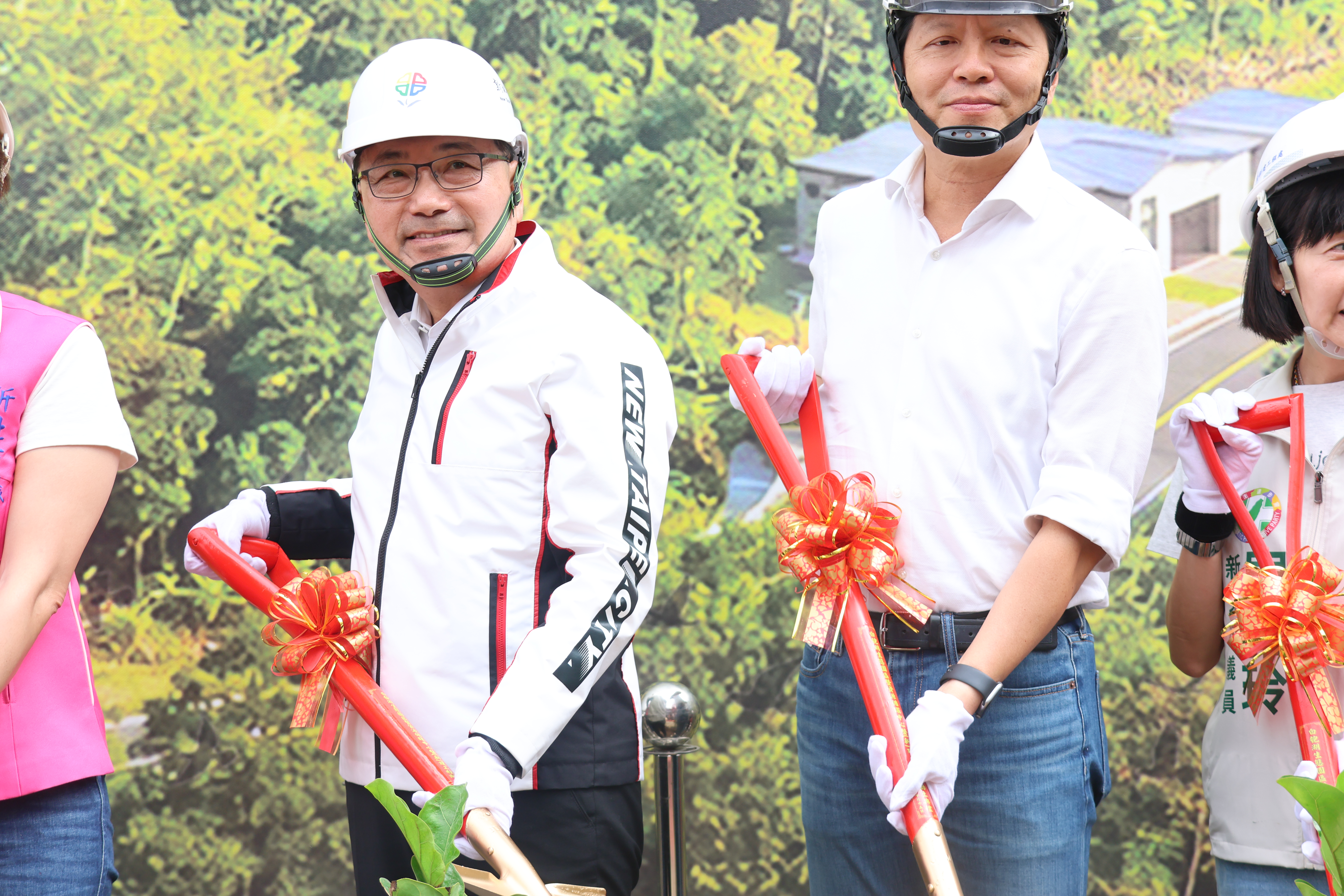 侯友宜市長(左一)與朱惕之副市長(左二)等人，一同執鏟參與祈福植樹儀式，象徵建設與生態永續並行。