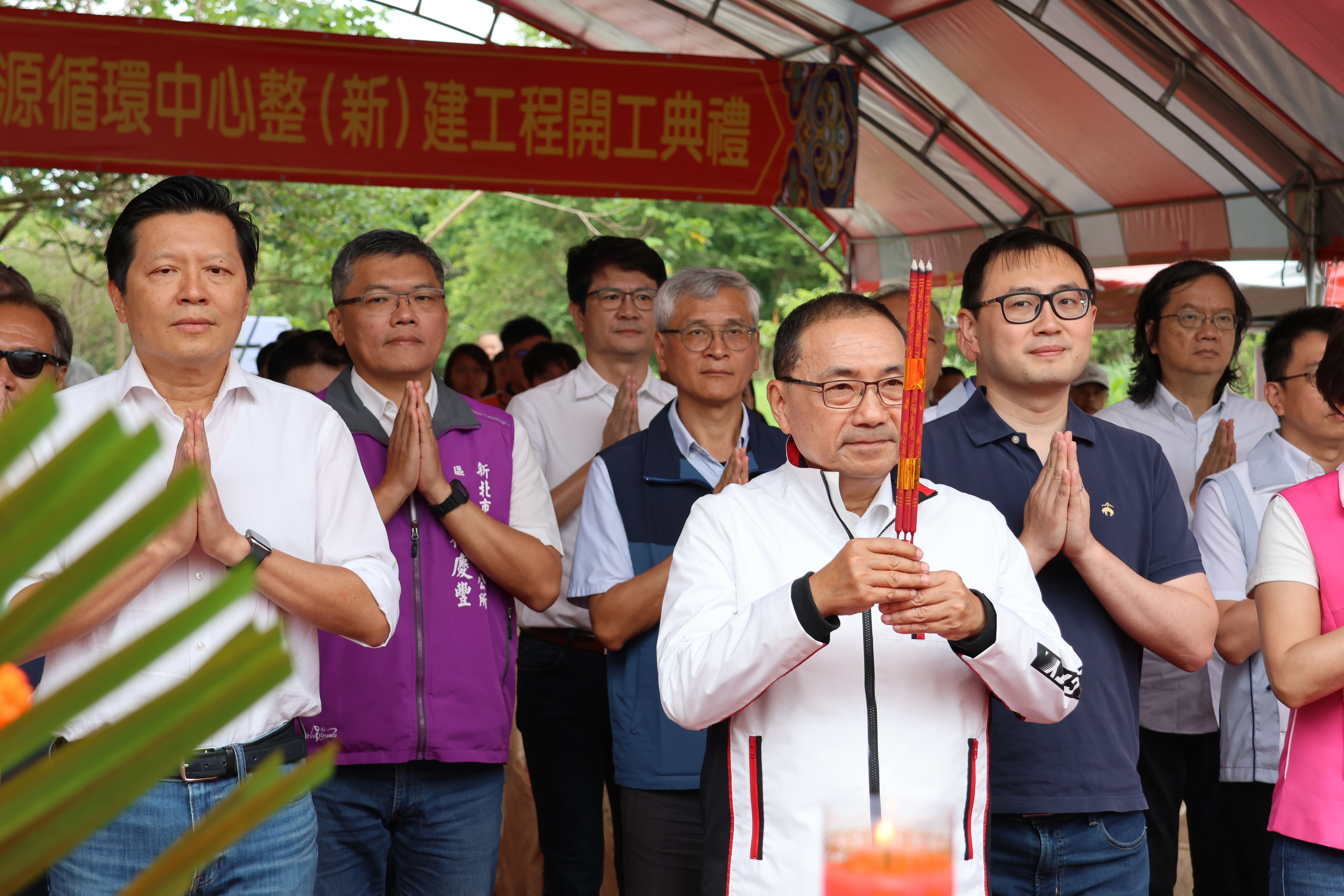 侯友宜市長(穿白外套者)持香祝禱，與出席的市府團隊、地方民代祈求工程如期如質順利完成。
