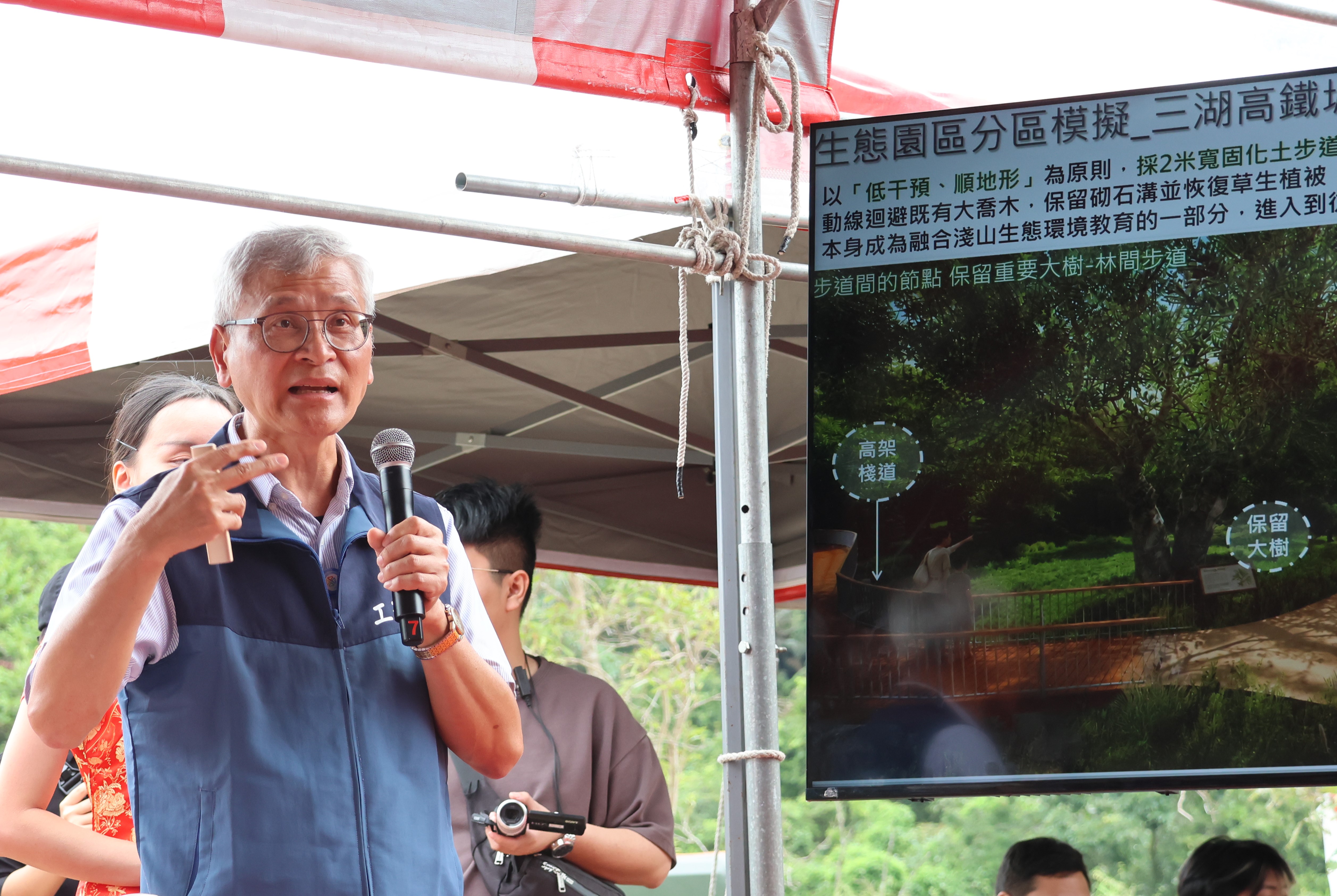 工務局副局長林炳勲簡報說明白匏湖生態園區規劃。