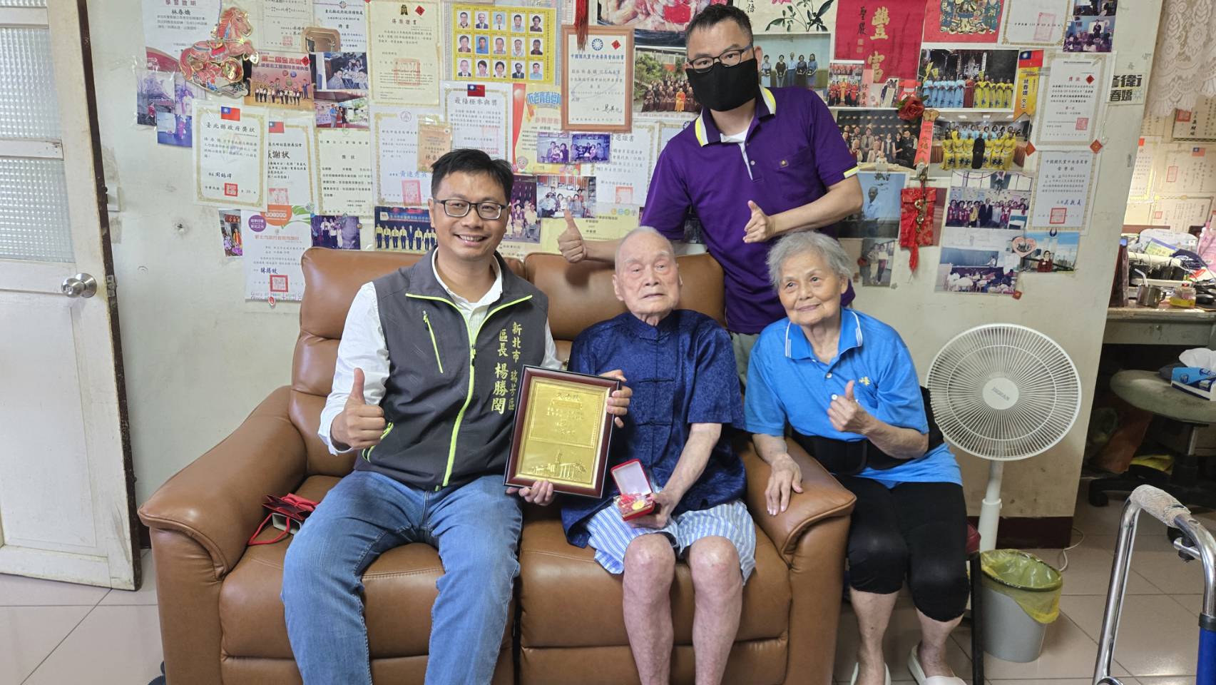 區長致贈連兩全先生滿百人瑞敬老狀及金鎖片