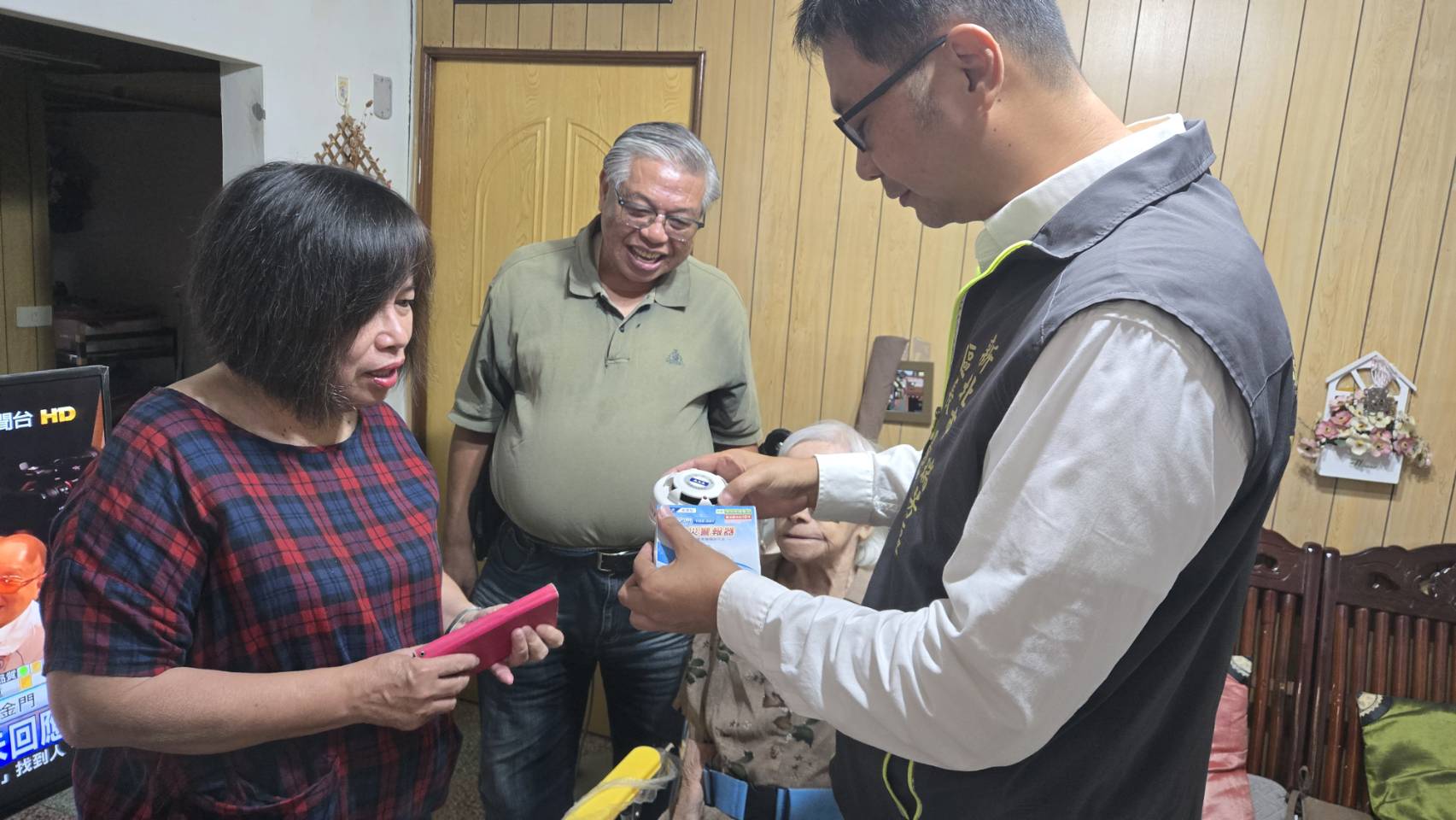 區長致贈人瑞長輩住警器並說明使用方式-1