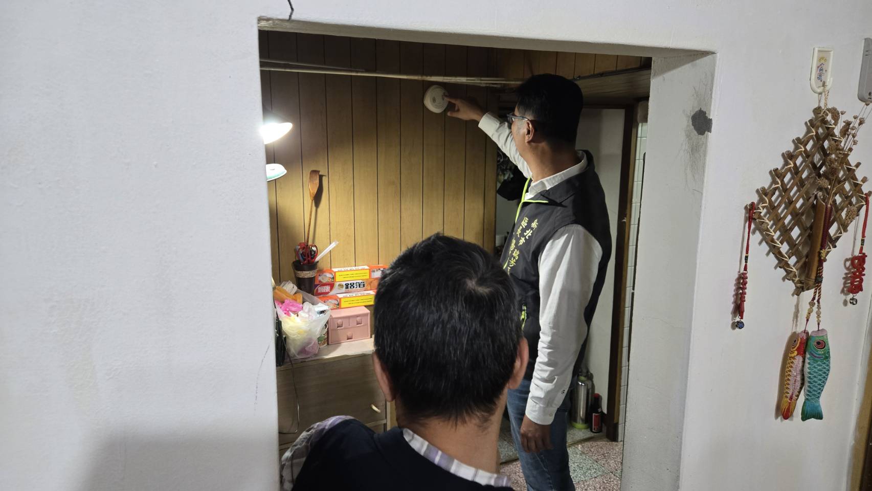 區長致贈人瑞長輩住警器並說明使用方式-2
