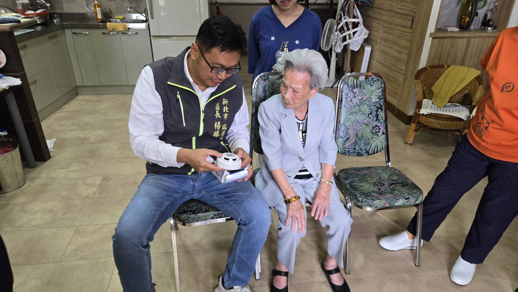 區長致贈人瑞長輩住警器並說明使用方式-3