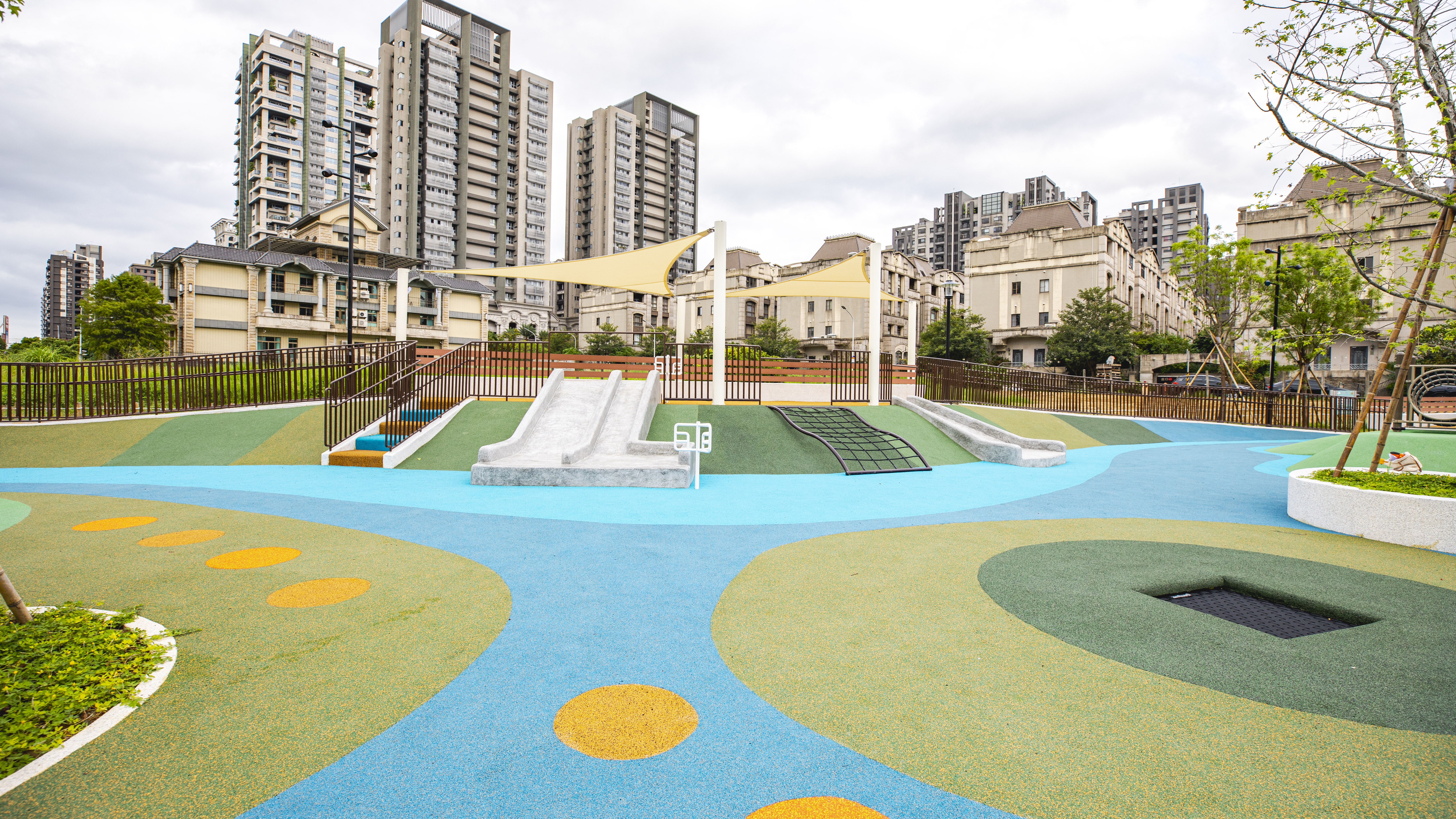 淡水區「公司田溪水岸公園」結合水岸景觀、遊具設施及體健區域，打造從親子與長者都能享受的全齡休憩空間。