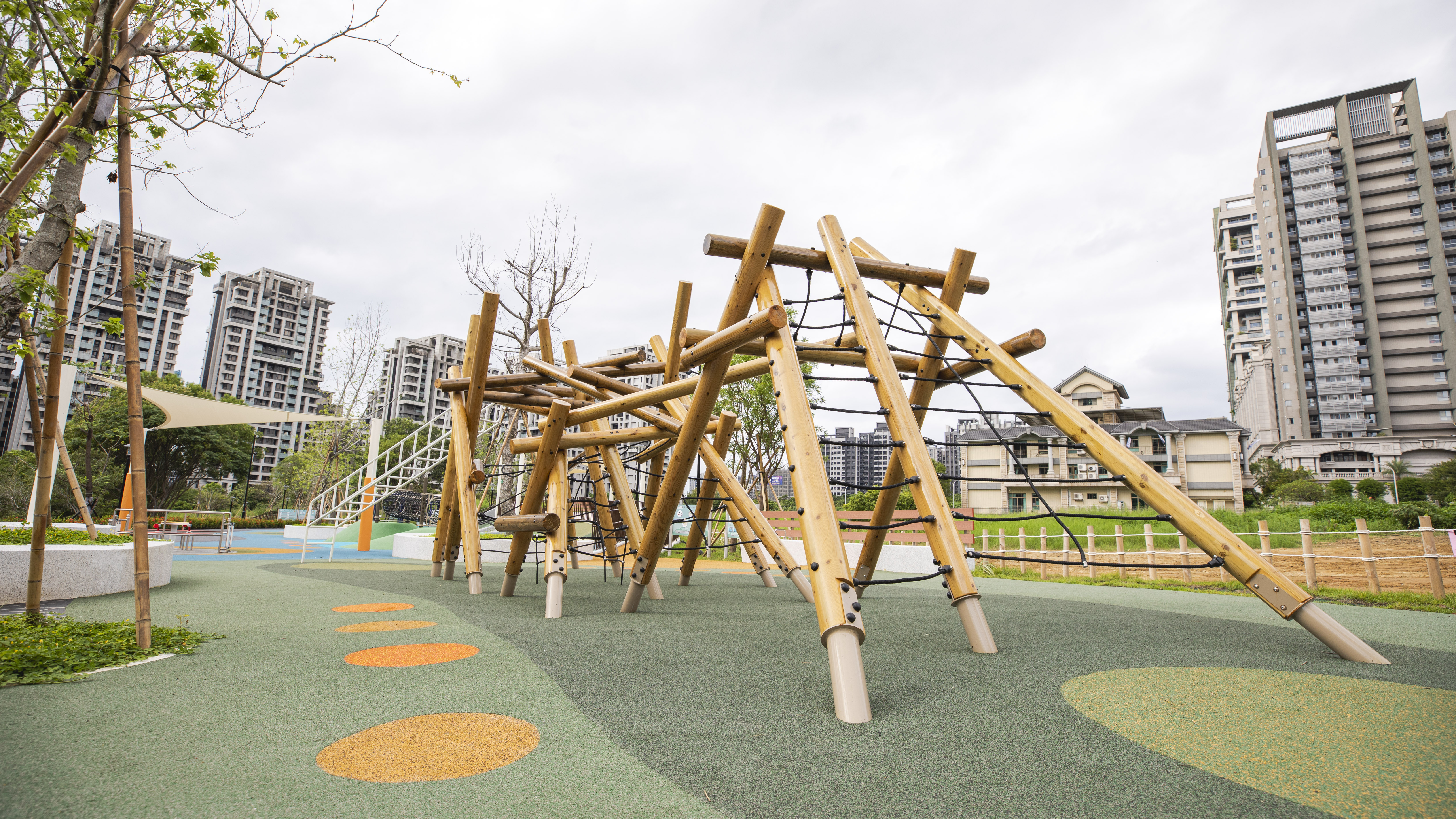 大型原木交錯搭建的攀爬塔成為公園最吸睛的遊具設施，讓親子一起同樂玩得開心。