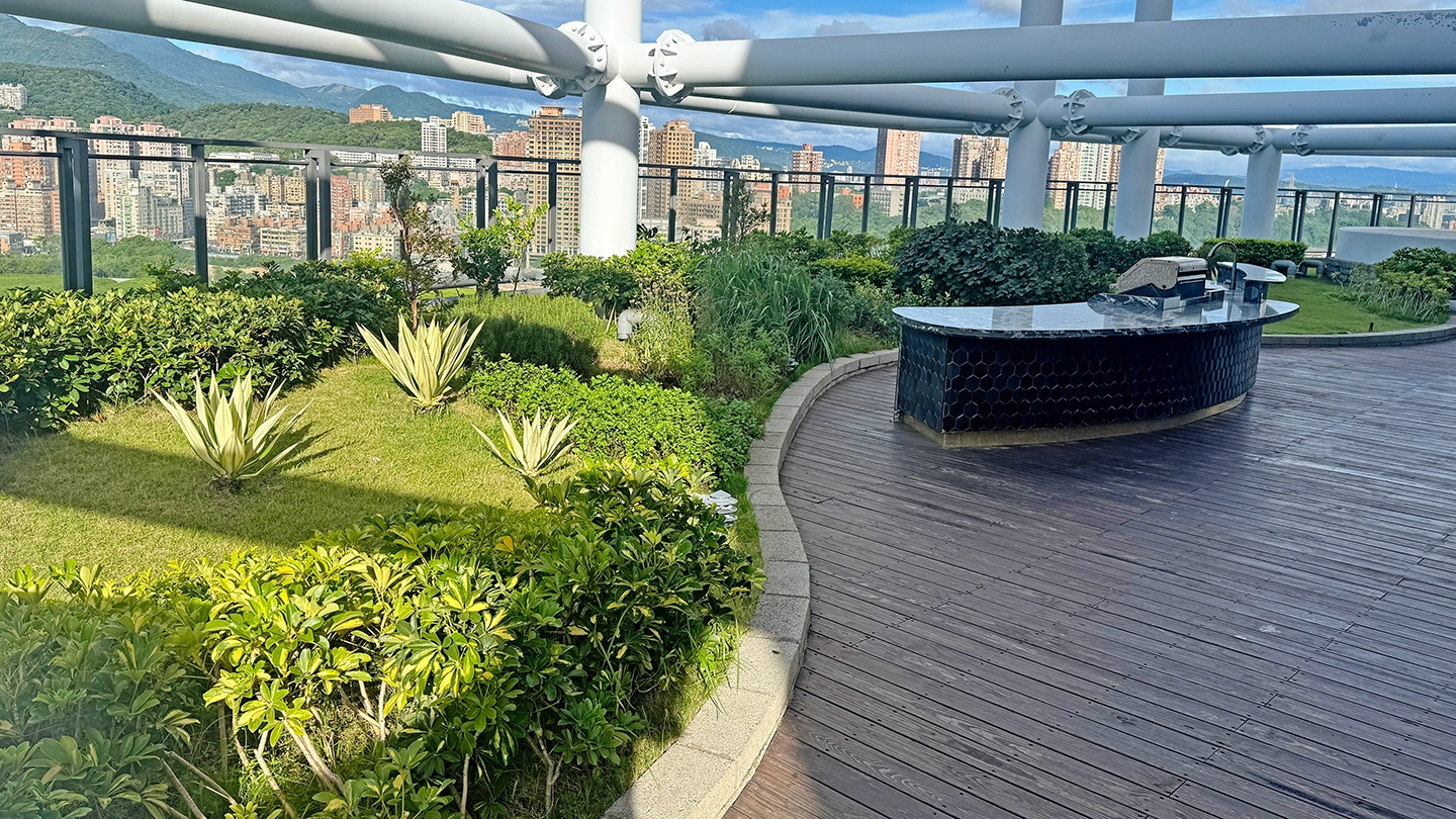  圖2-可食地景以景觀設計為概念，將可食用植物融入生活環境，透過巧思配置，兼顧美感、實用與生態功能 (圖為115年新北市社區綠美學競賽可食地景組優選社區-築禾渥管理委員會)