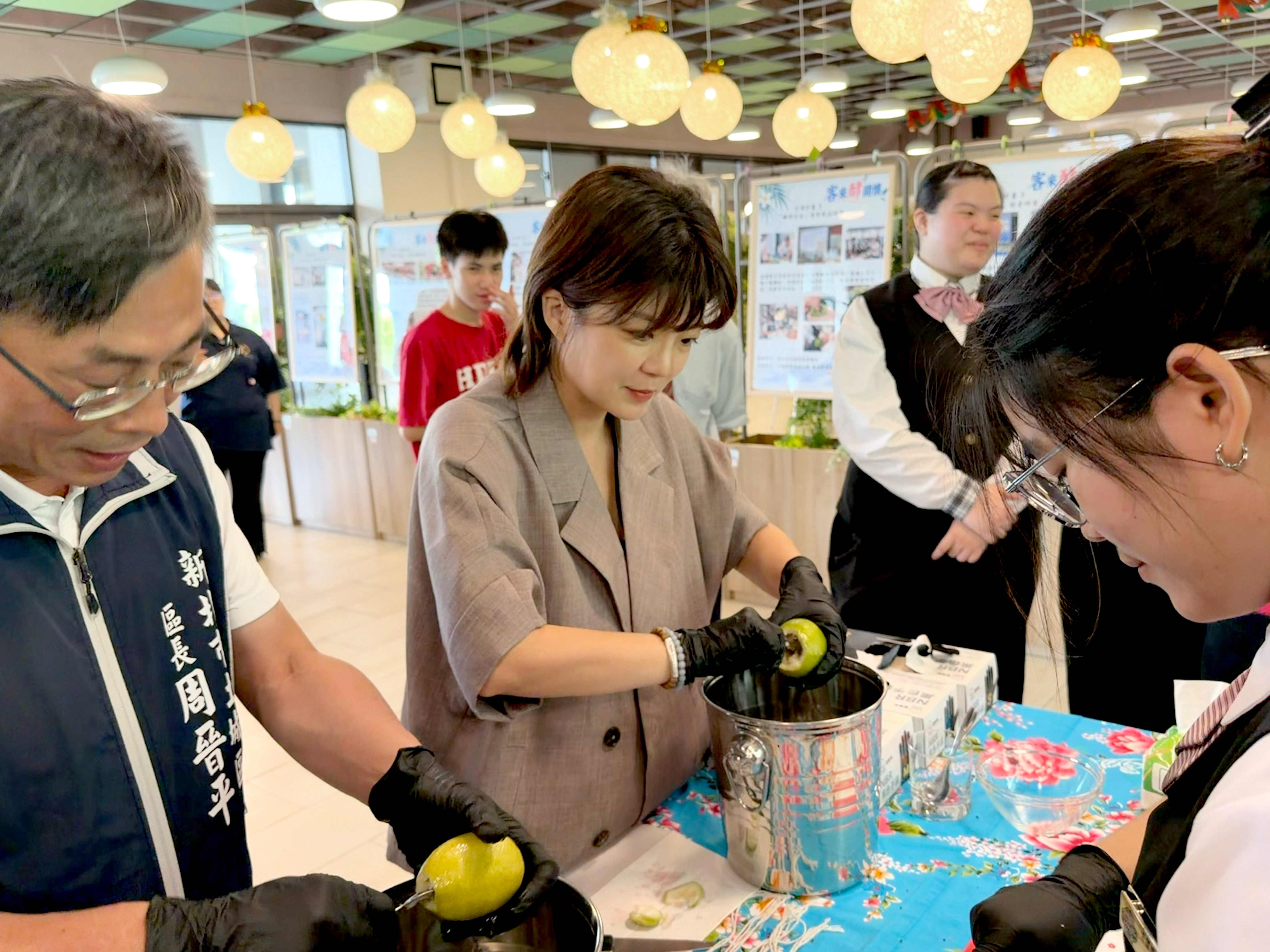 圖5.新北市客家事務局局長劉冠吟「客來酵開懷」成果展體驗從酸柑茶連結康普茶新風味製作。