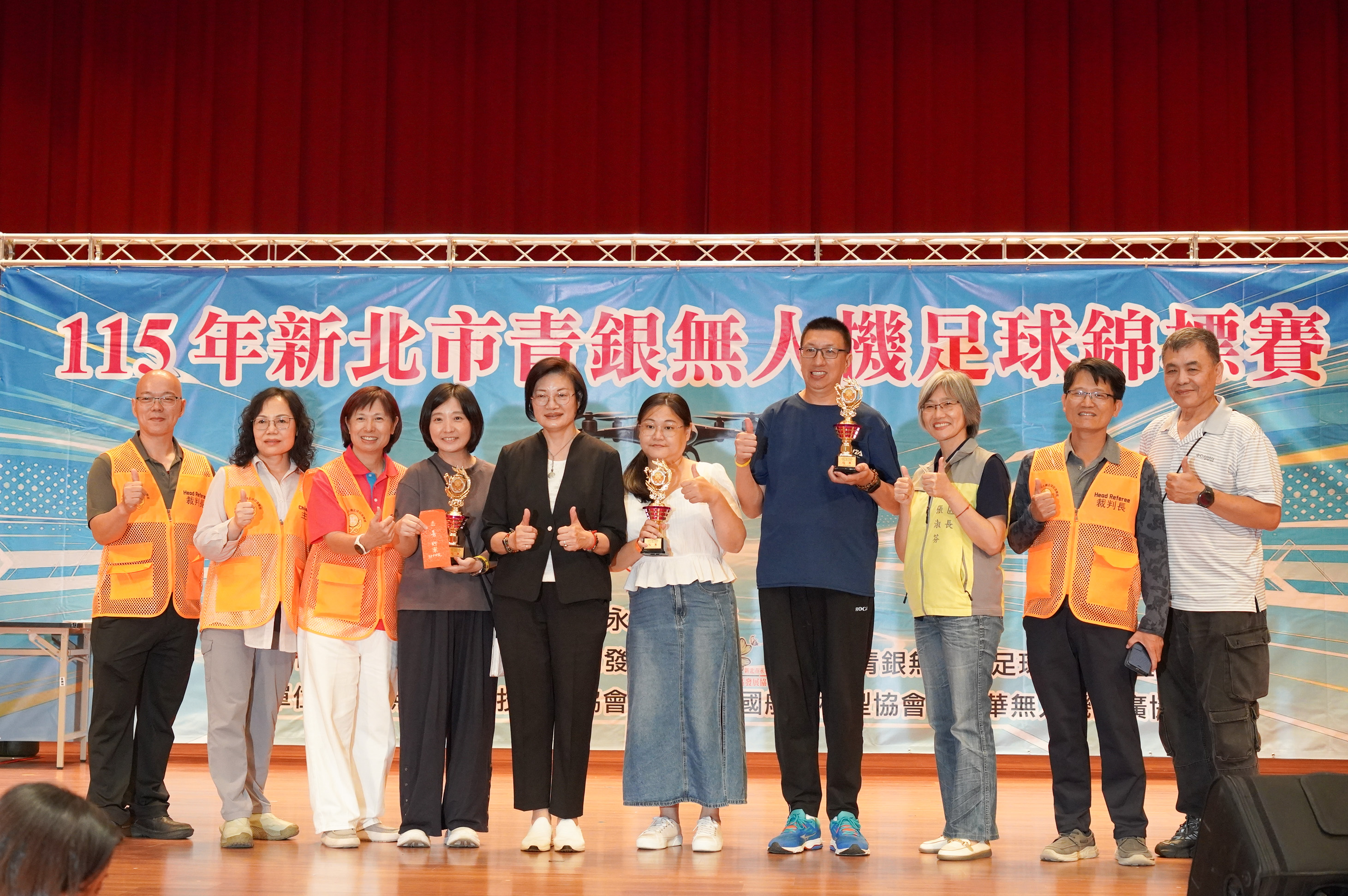 社會局長李美珍（左5）頒發各組獲獎人員，左3為協助推動無人機足球種子的民權社區執行長邱秀蘭。