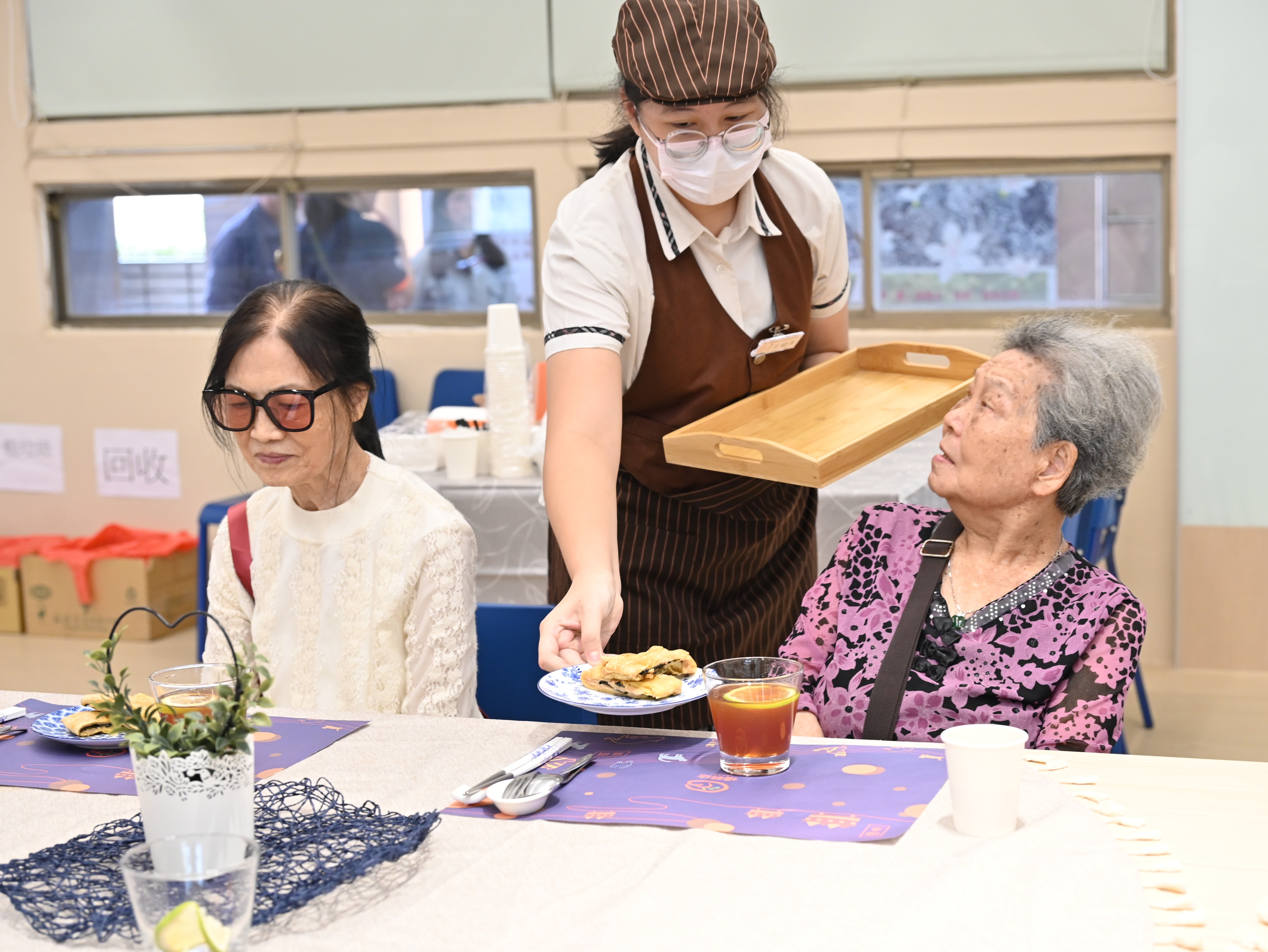 瑞芳高工餐服科備餐陪伴長者與青銀共餐