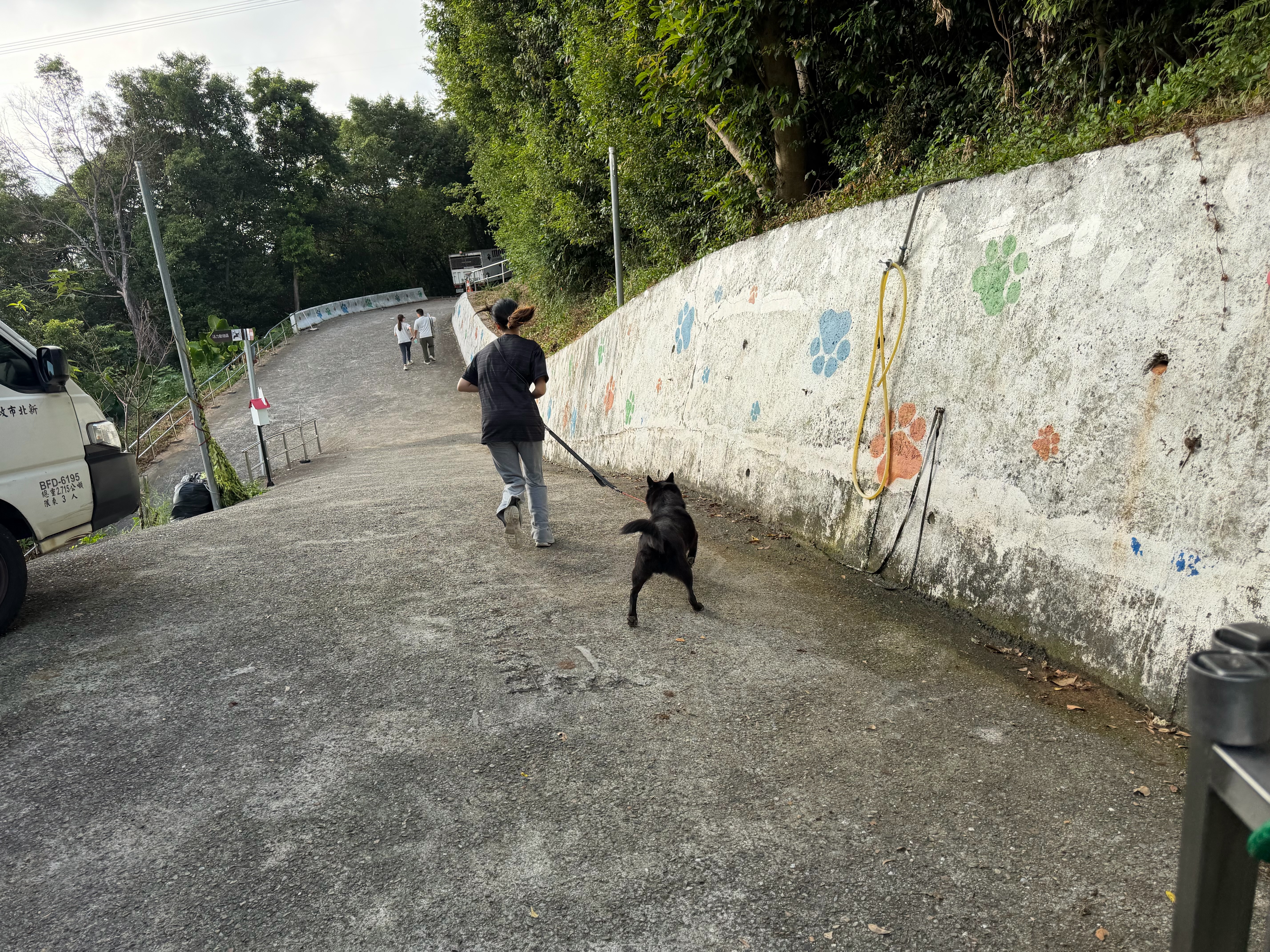 小跑步離開門口