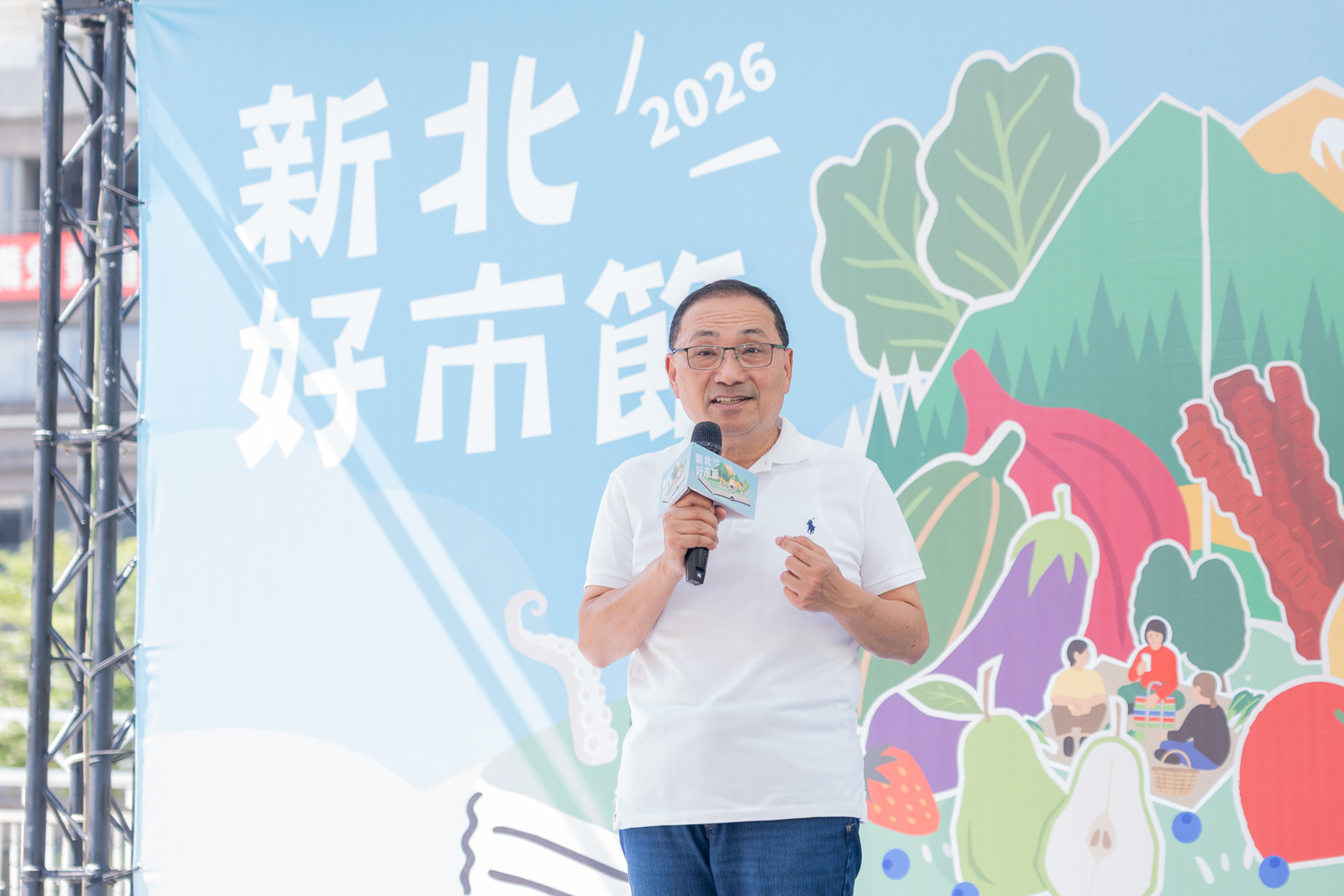新北市長侯友宜表示，新北市是全臺人口最多，也是攤商最密集、消費力最強的城市。市府自108年推動市場翻新計畫以來，已投入70億元，完成15座市場改造，並持續推動10座市場新改建工程