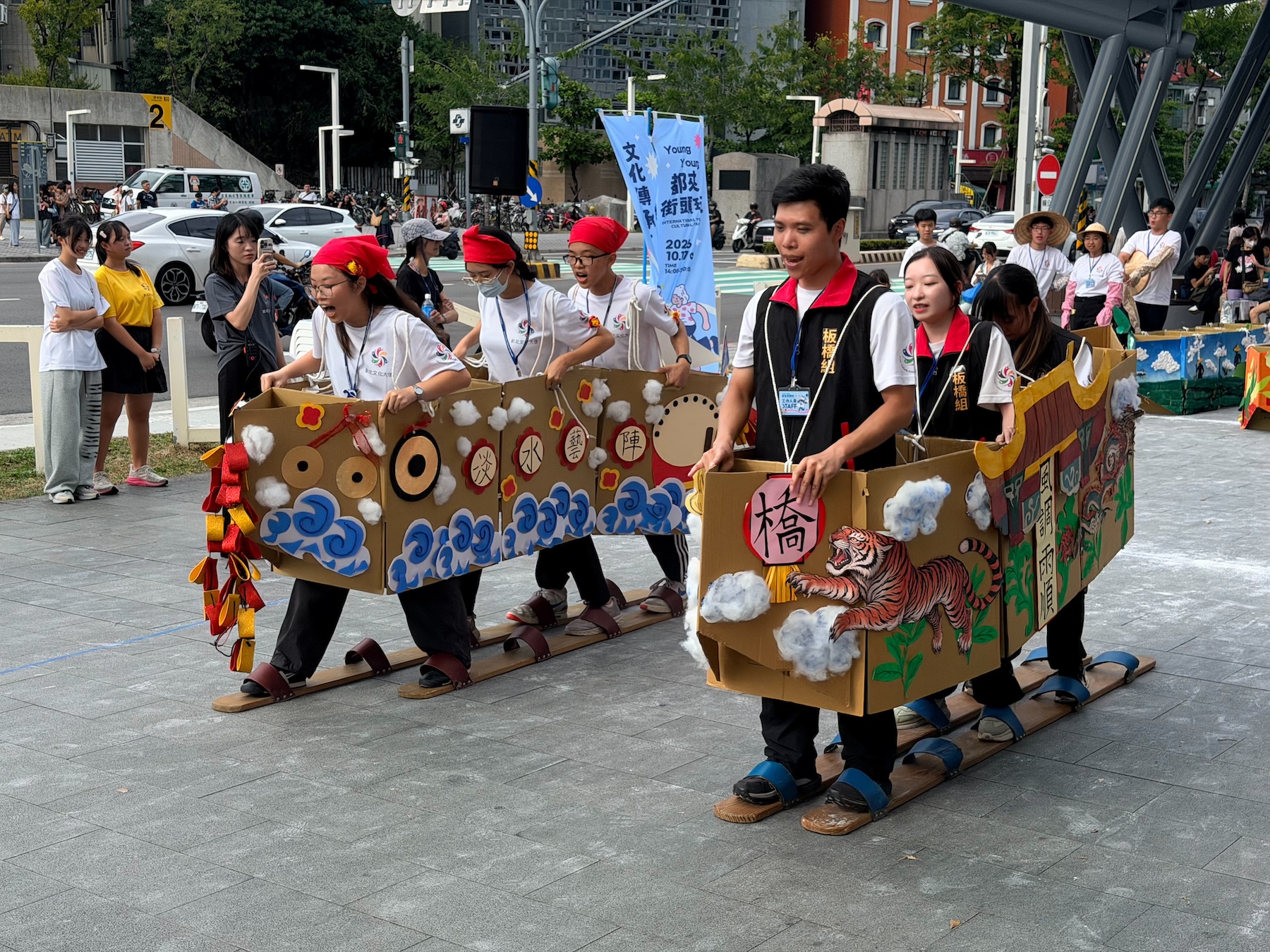 「Young Young都來街頭玩」舉辦展現青春行動力與文化永續精神的「世代船承」競賽。