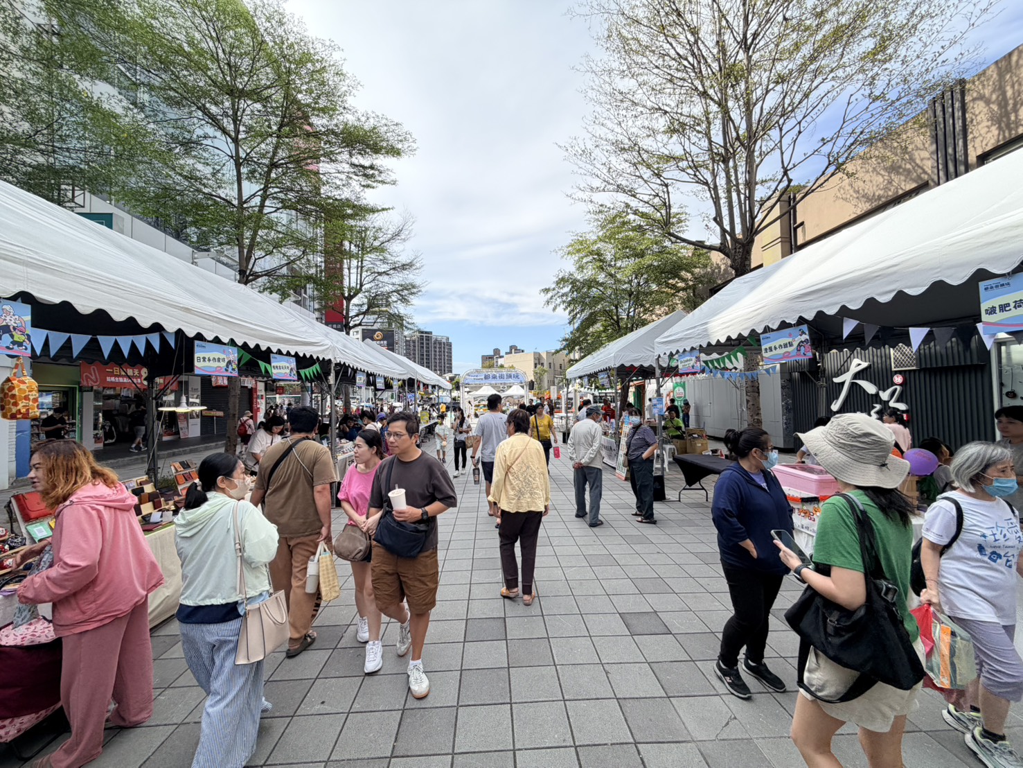 「Young Young都來街頭玩」活動現場設有20攤特色文創市集，吸引眾多民眾到場參與，感受充滿創意與活力的街頭氛圍。