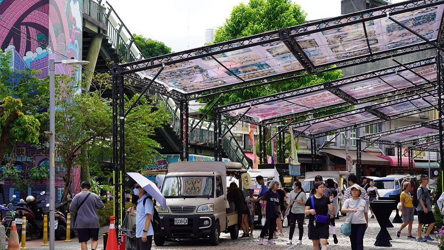 「鶯陶花磚廊道」以陶瓷花磚及在地圖騰打造特色廊道，夜間點燈後呈現浪漫光影，展現鶯歌老街獨特魅力。