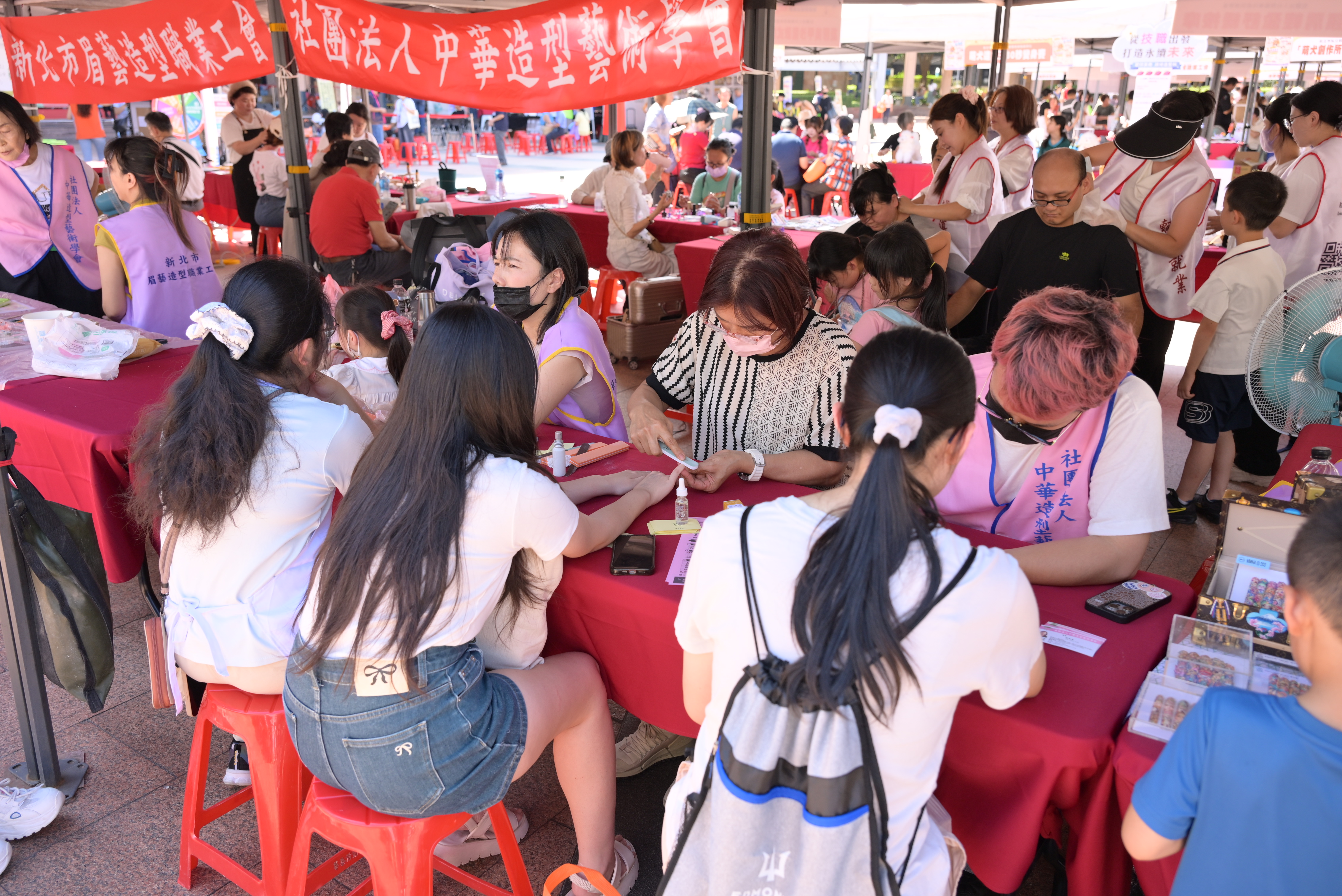 民眾體驗修甲保養彩繪。