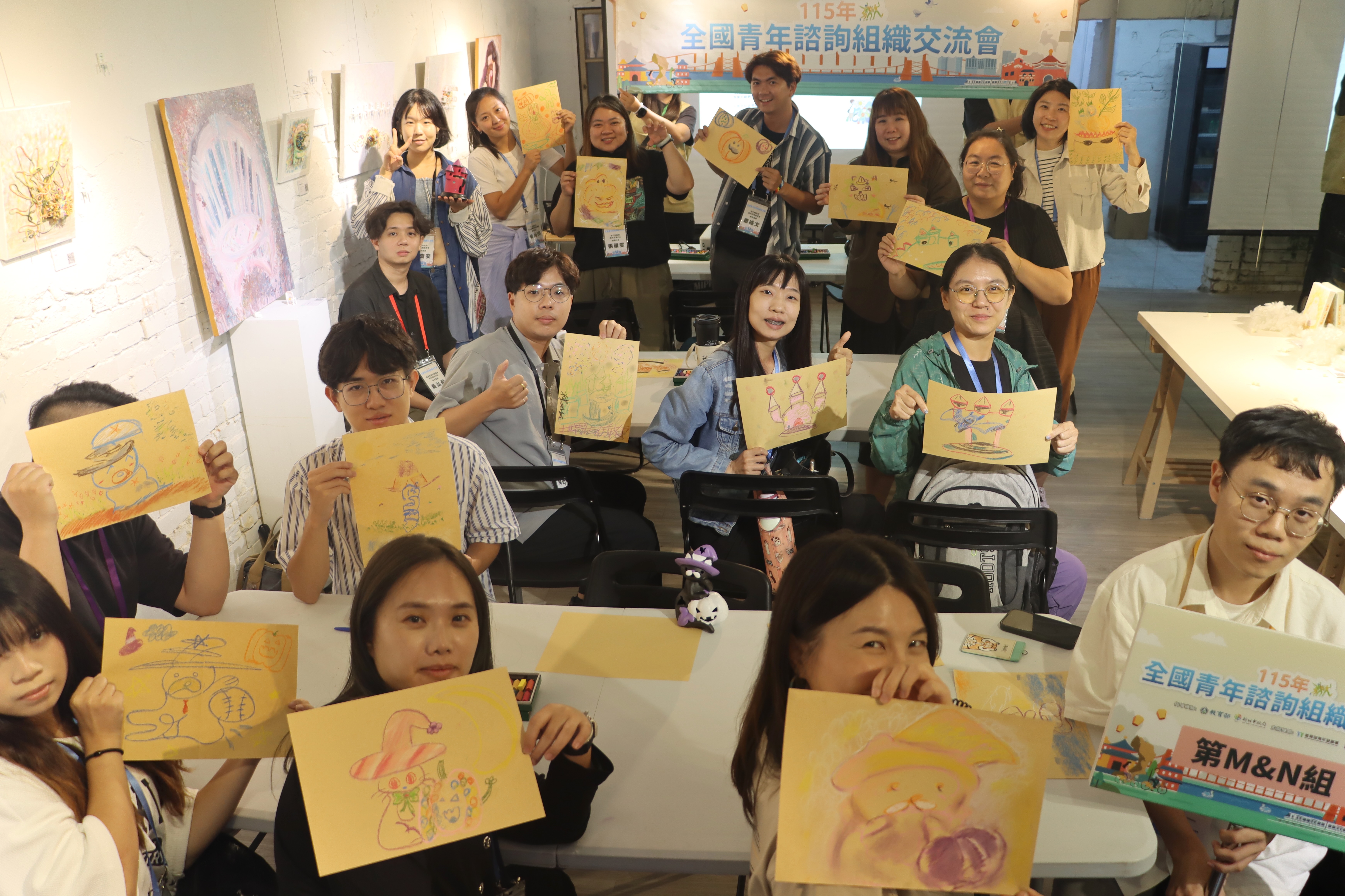 青年代表走訪板橋藝術基地藉由藝術體驗，感受老屋新生與藝術創作的交融。