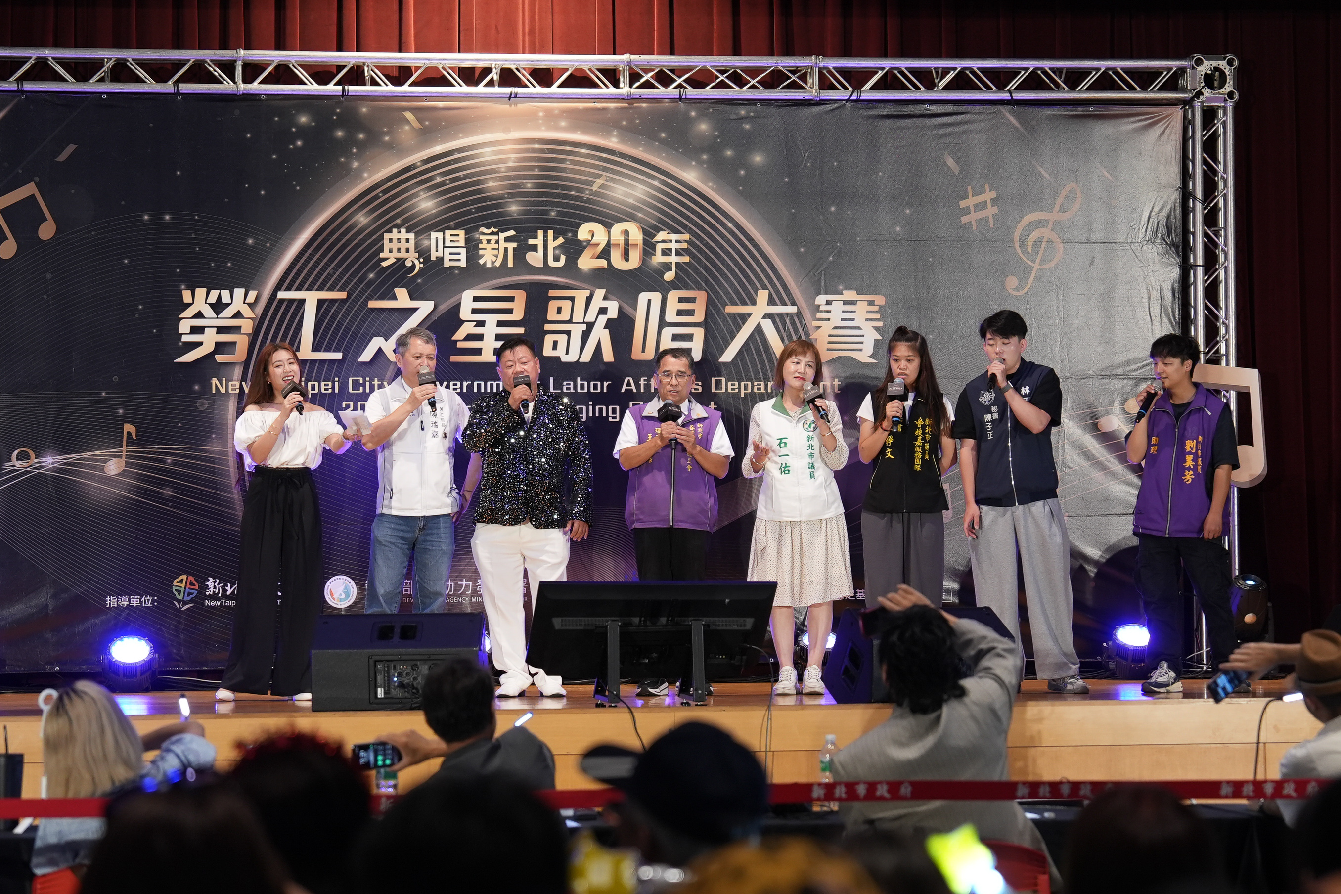 貴賓與歷屆冠軍共同演唱〈為愛痴狂〉，為參賽者熱情應援，炒熱現場氣氛。