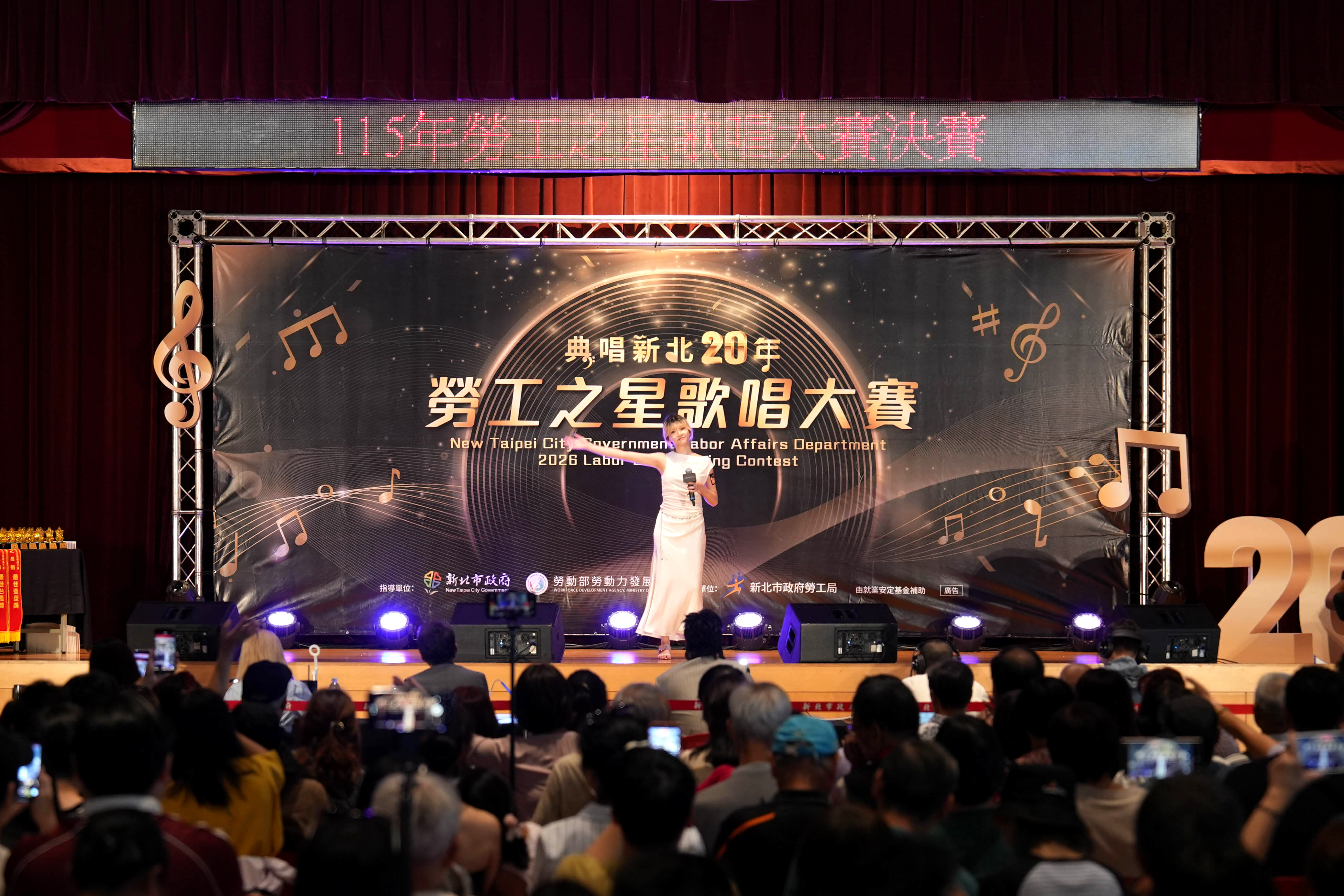 「活力之星」組資訊工程師勇敢轉為自媒體工作者的張雨潔，首度參賽就拿下冠軍。