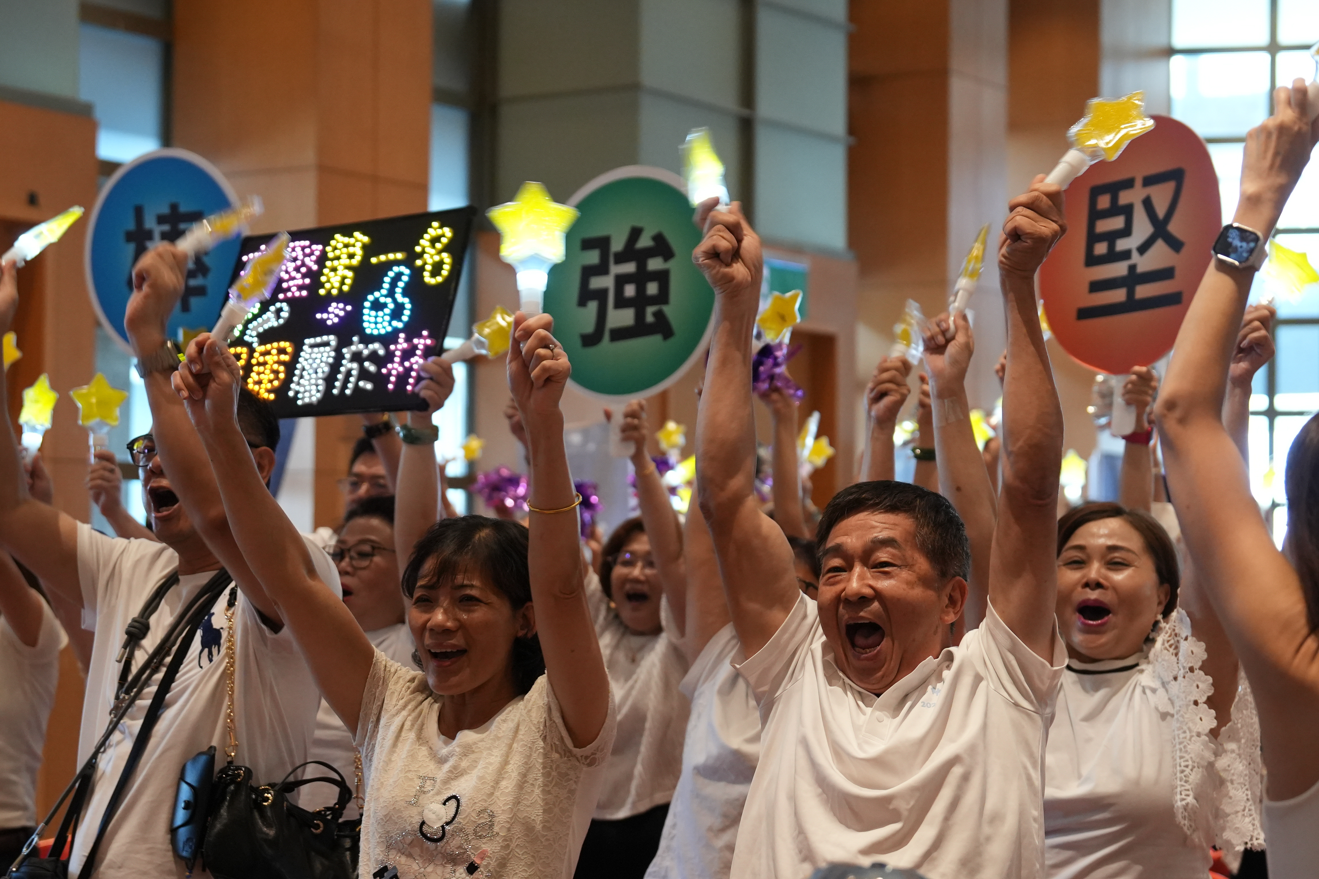 台下啦啦隊熱情應援。