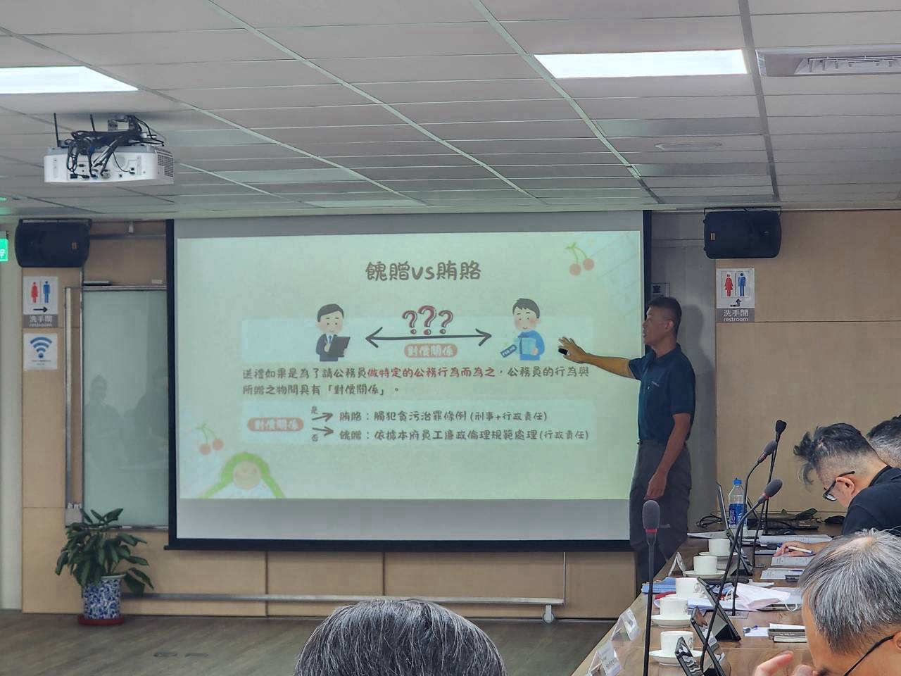 藉由深入淺出地剖析公私互動分際，具體說明《刑法》公務員定義及「不違背職務賄賂罪」的嚴峻法責