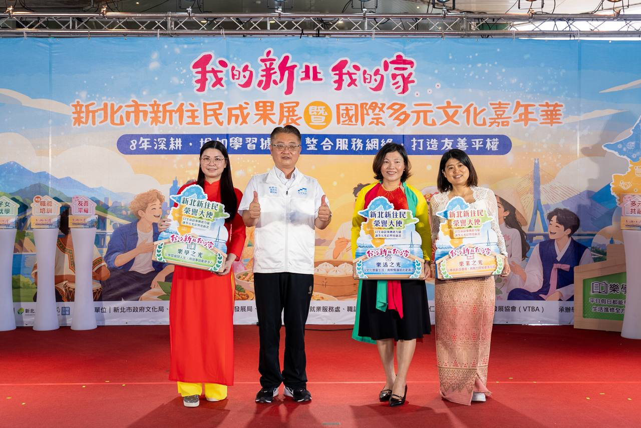 教育局劉明超副局長（左二）頒發新住民樂學、樂業及樂活代表榮譽證明並合影.jpg