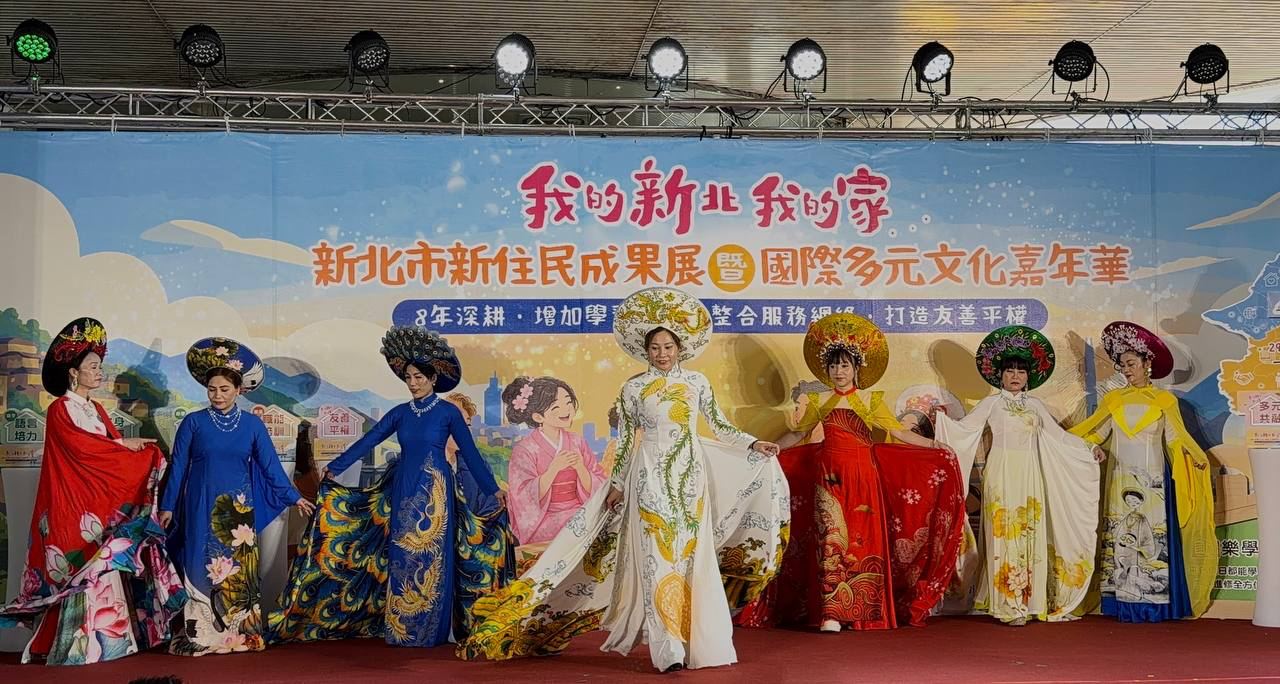 越南語教支老師表演美麗多元舞蹈團扇舞華裳 綻放多元文化之美.jpg