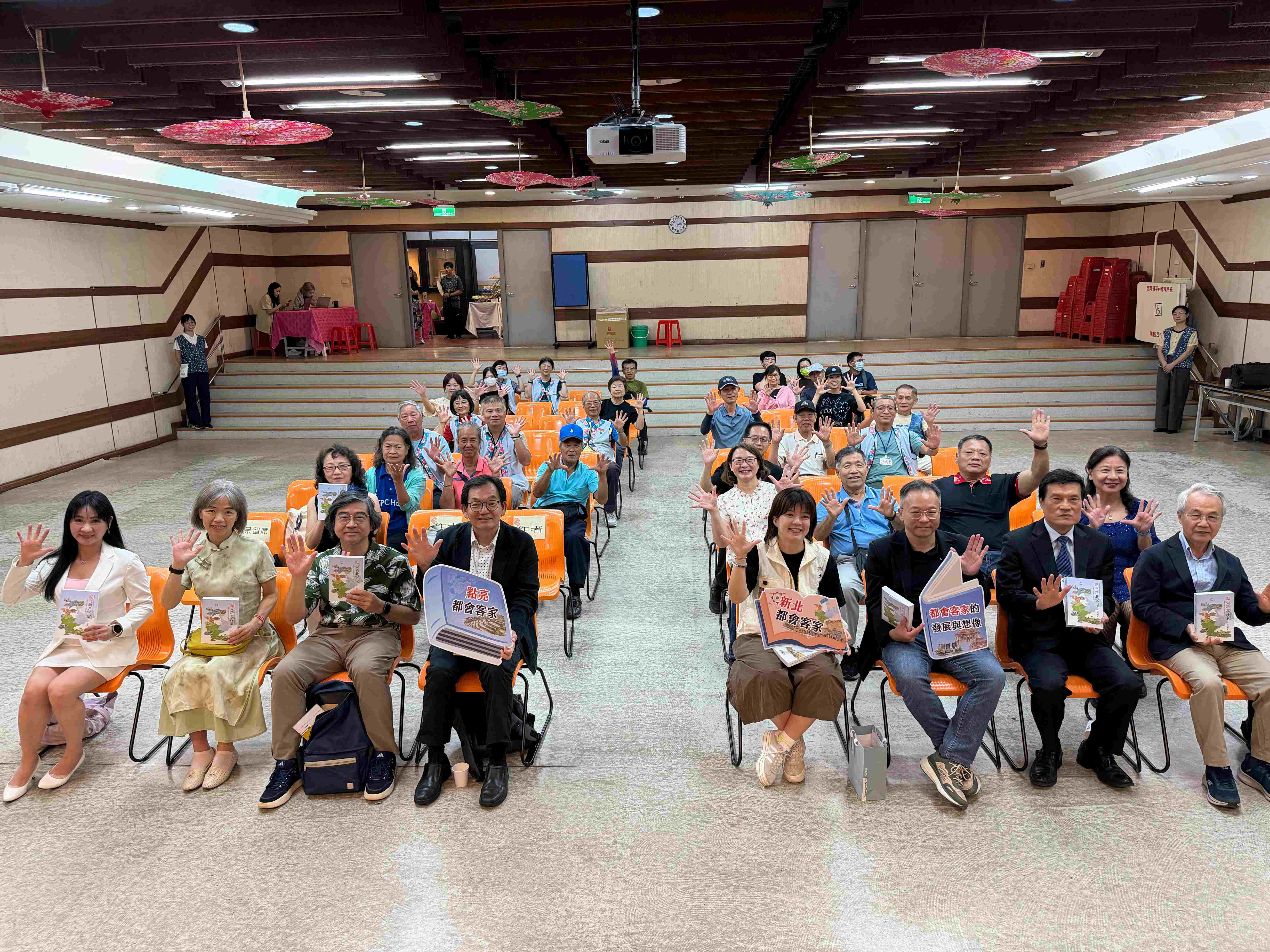 圖4. 國立中央大學與新北市客家橘合作，深耕都會客家研究，出版點亮新北客家都會客家的發展與想像新書。