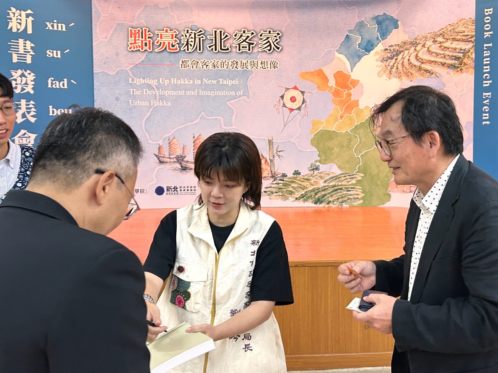 圖5. 新北市客家局局長劉冠吟與國立中央大學共同討論新北客家發展新書，共同討論政策未來發展與研究。