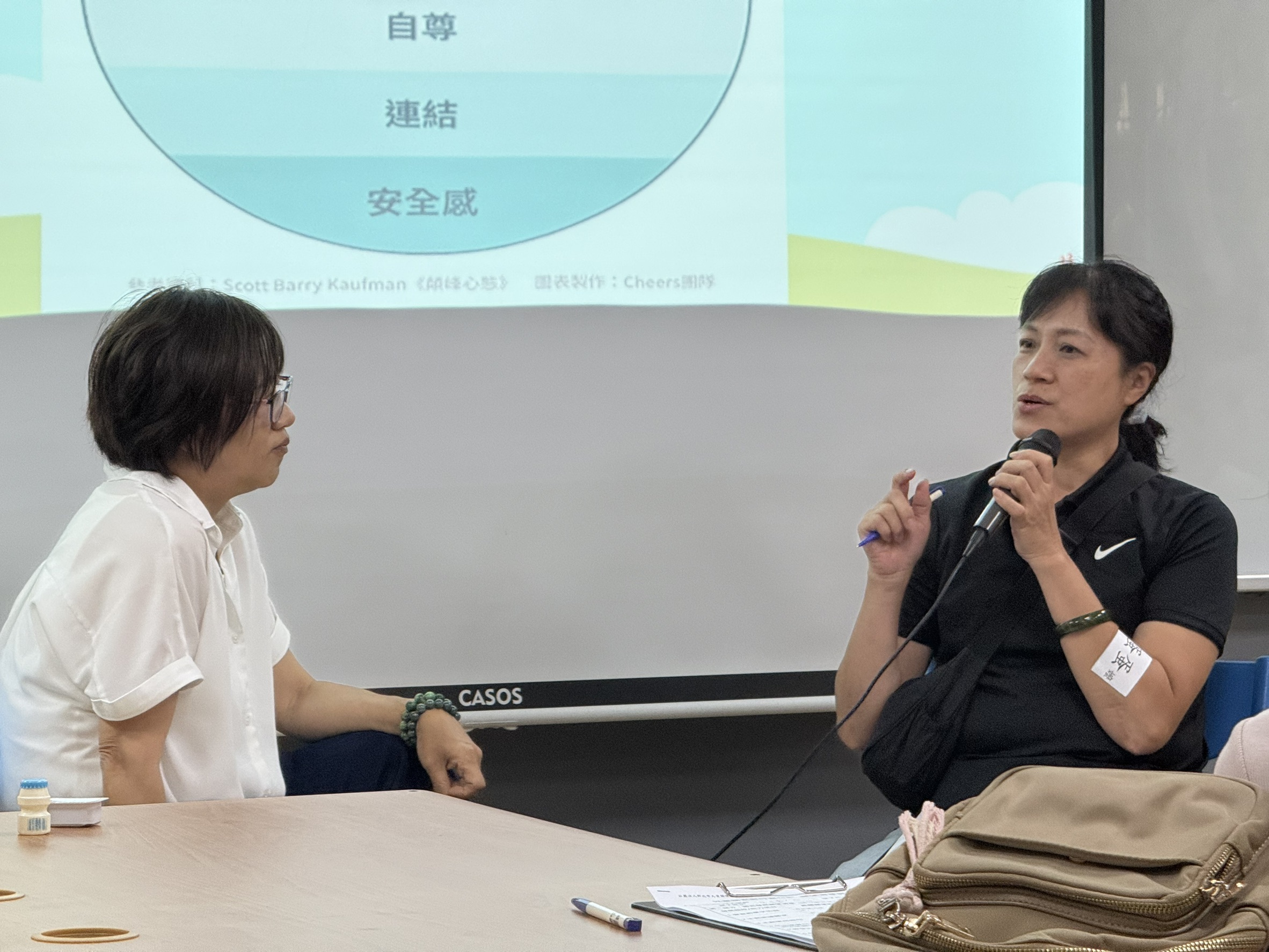  家長提出育兒問題，語言治療師曾鳳菊（左）表示不必苛求成為「完美父母」，不妨做個「剛剛好父母」。