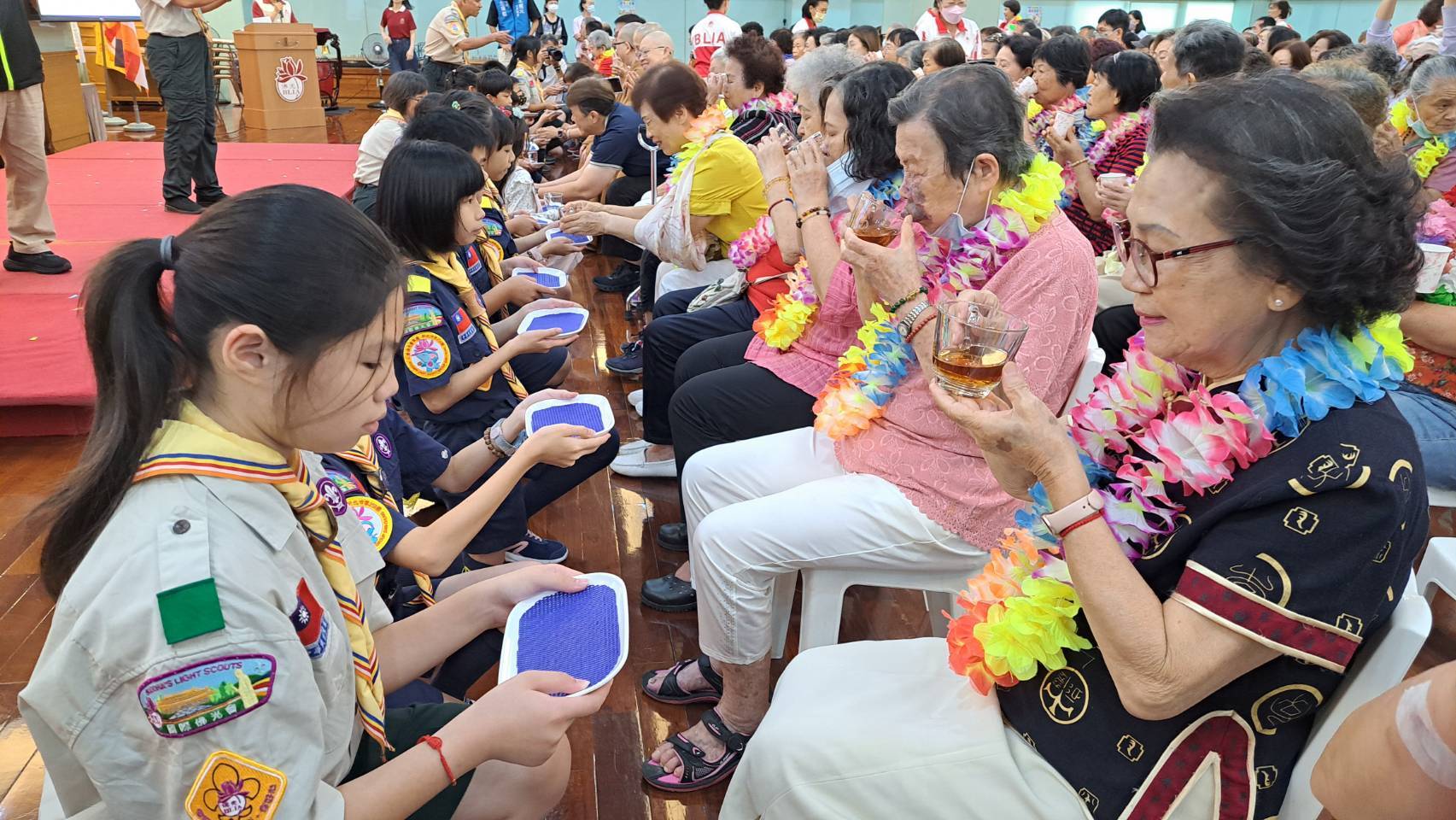  佛光山幼童軍為長輩曲膝奉茶