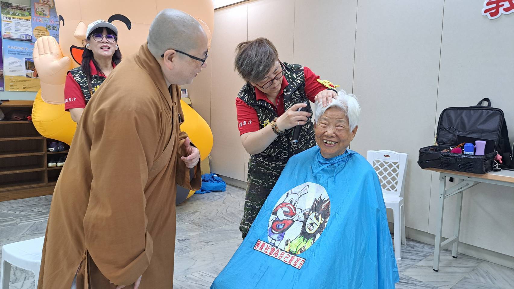  92歲的夏奶奶開心感謝福爾摩沙陸戰隊志工幫忙修剪頭髮