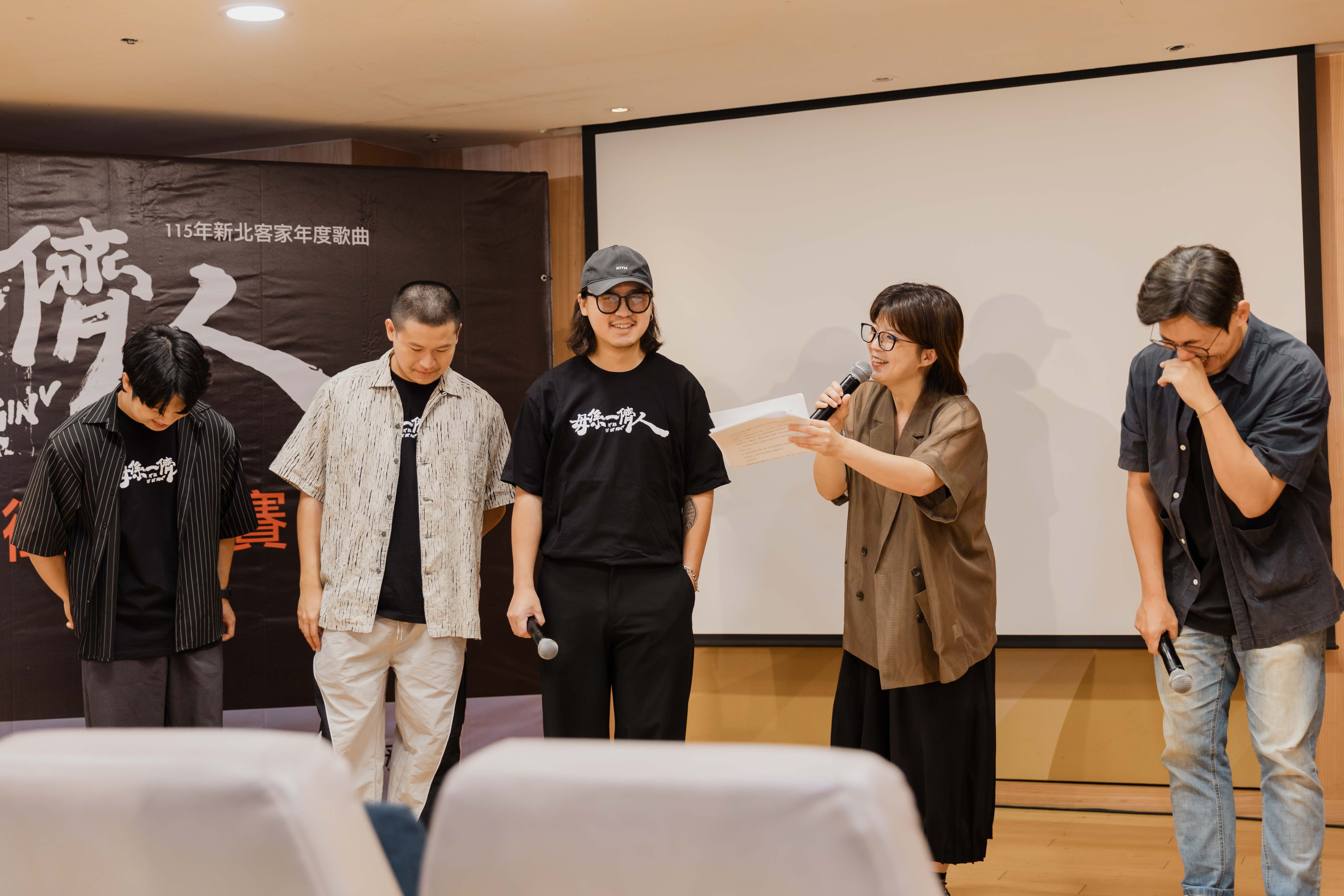 圖4.歌曲原唱粹垢TRAEGO樂團、新北市政府客家事務局局長劉冠吟及金鐘獎導演姜瑞智（左至右）首度跨界同台對談，交流音樂、影像與客家文化創作，現場互動熱絡。 