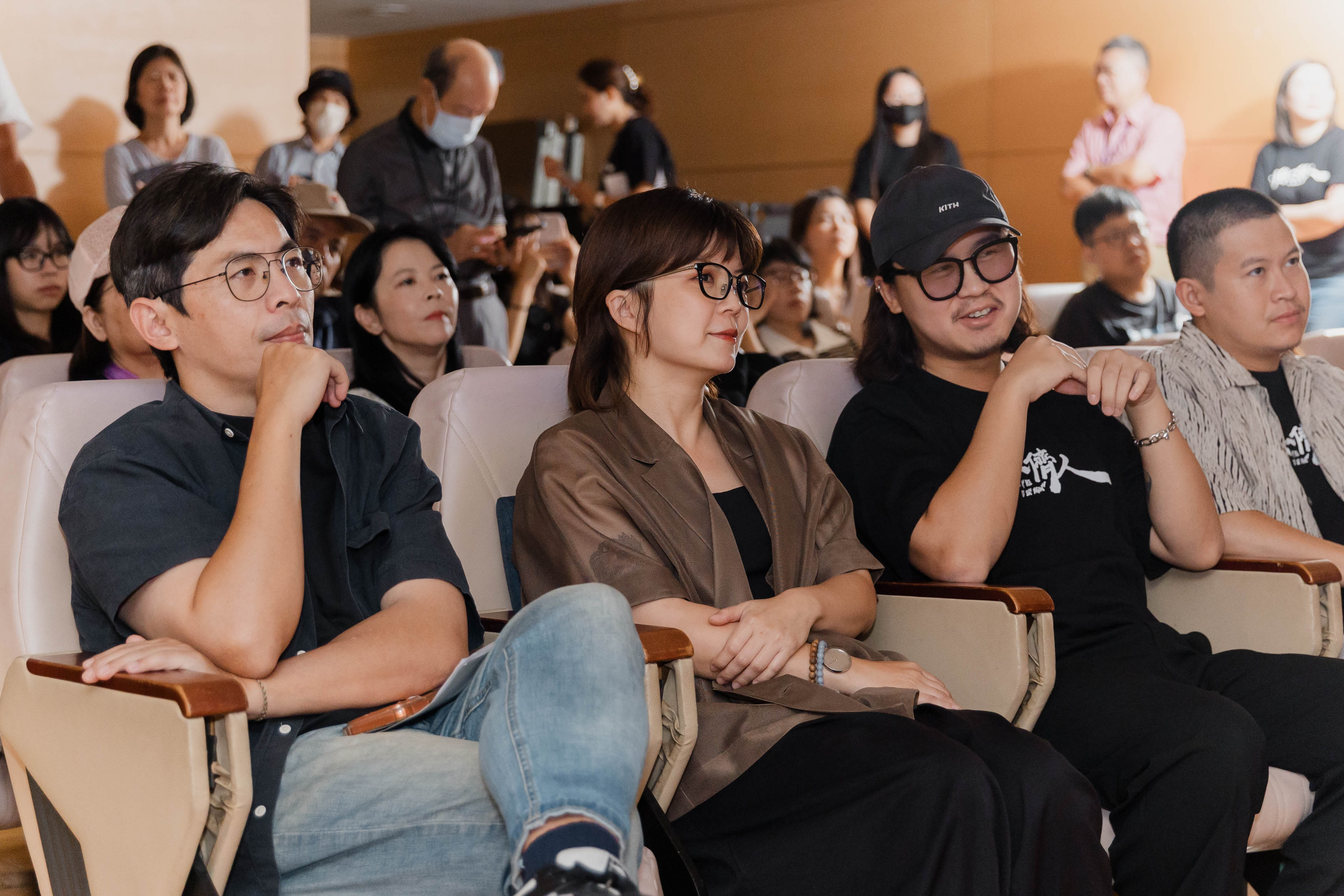 圖6.頒獎現場放映〈毋係一儕人〉官方MV，金鐘獎導演姜瑞智、新北市客家事務局局長劉冠吟、歌曲原唱粹垢樂團主唱賴尚群(由左至右)。
